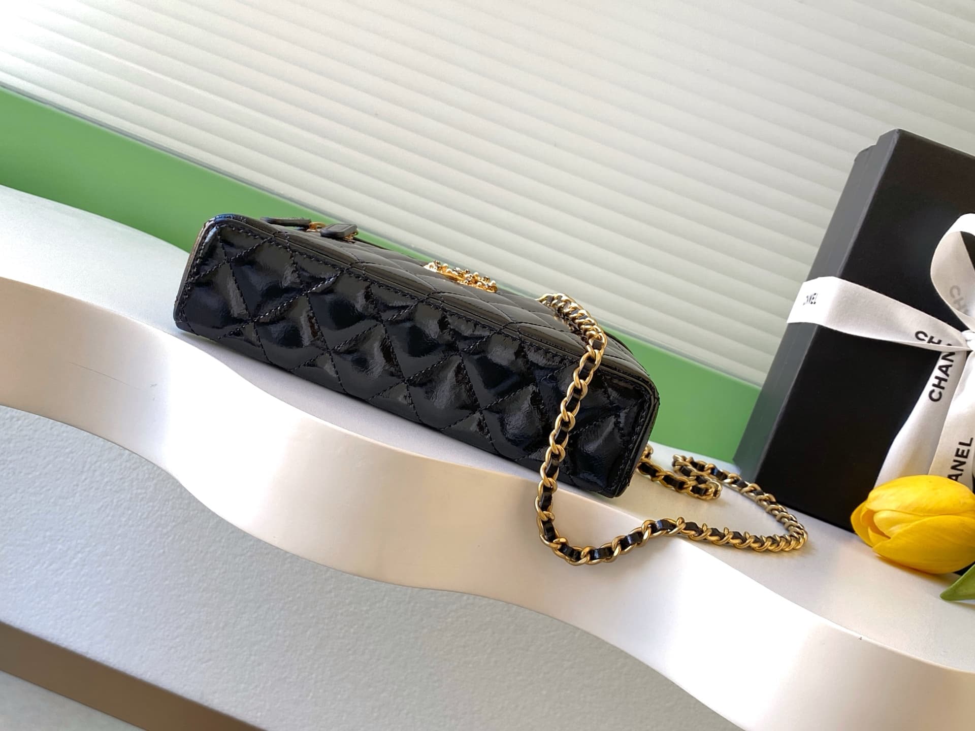 C758 26C black gold vintage/retro lunch bag, made of oil-waxed goat leather with a high gloss finish. It is durable and resistant to scratches. Classic diamond pattern + vintage gold hardware, with double C logos adorned with pearls and diamonds—extremely — image 4