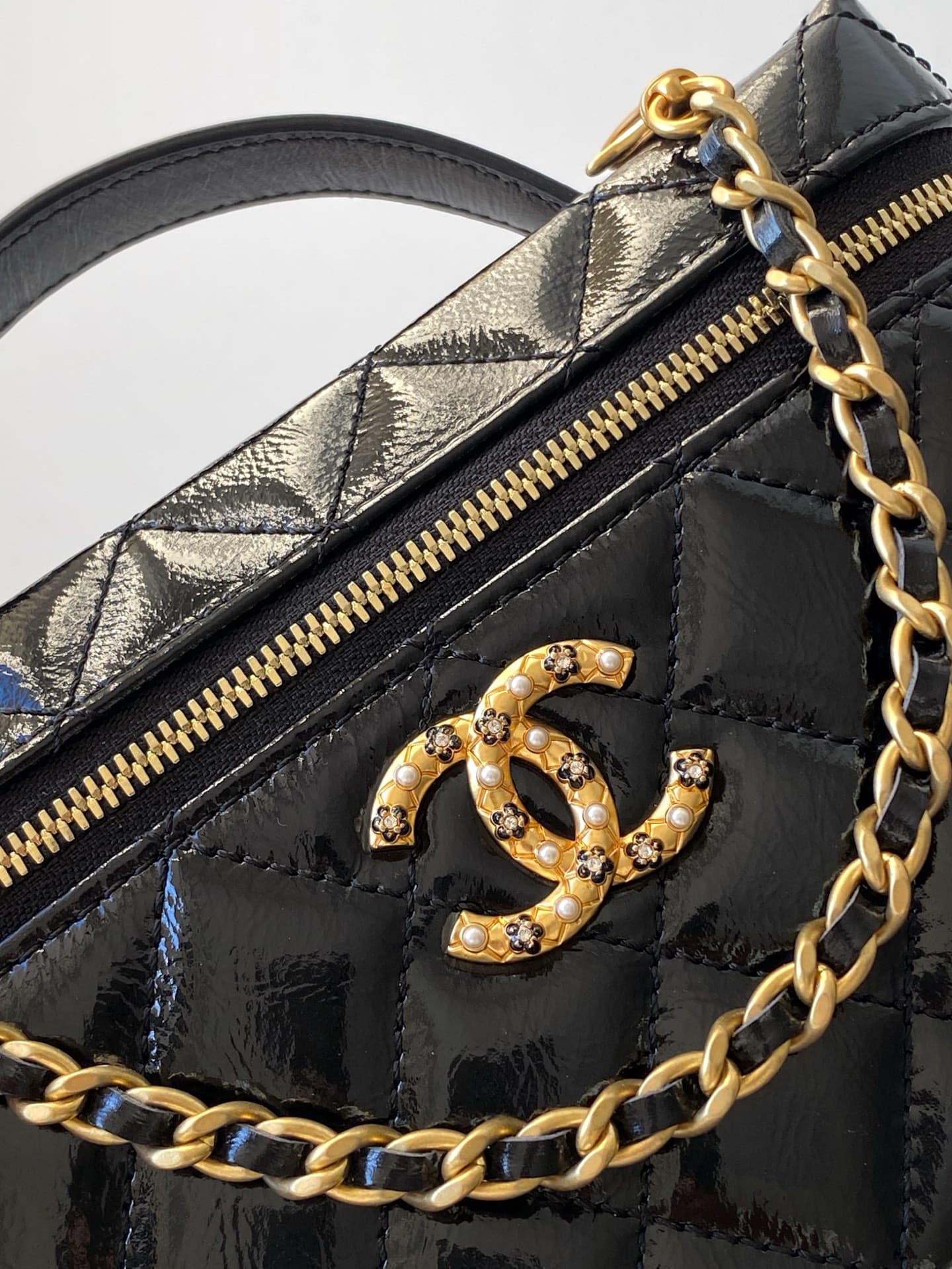 C758 26C black gold vintage/retro lunch bag, made of oil-waxed goat leather with a high gloss finish. It is durable and resistant to scratches. Classic diamond pattern + vintage gold hardware, with double C logos adorned with pearls and diamonds—extremely — image 5