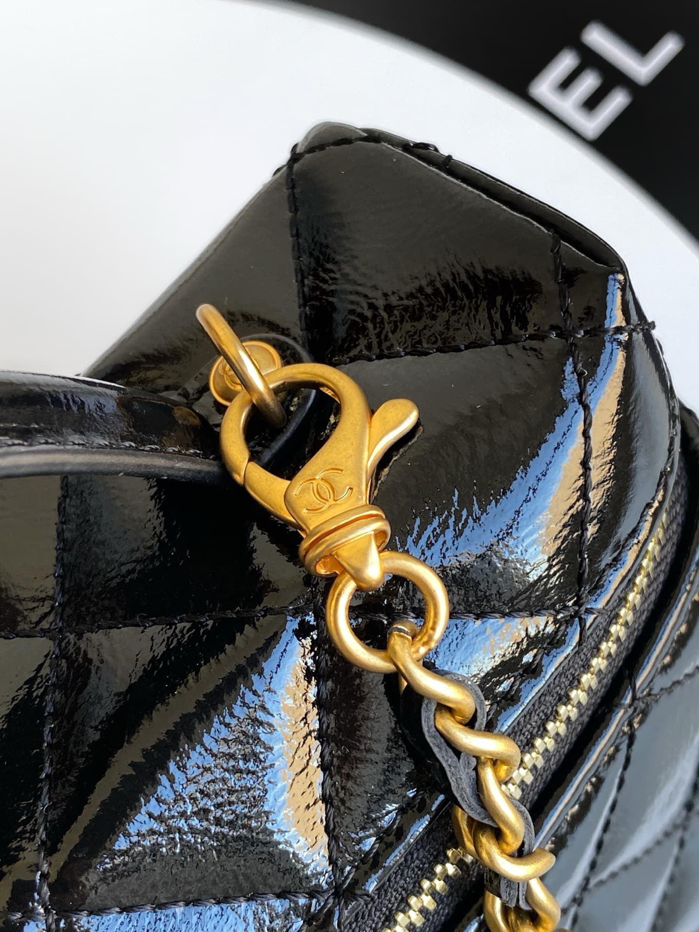 C758 26C black gold vintage/retro lunch bag, made of oil-waxed goat leather with a high gloss finish. It is durable and resistant to scratches. Classic diamond pattern + vintage gold hardware, with double C logos adorned with pearls and diamonds—extremely — image 7