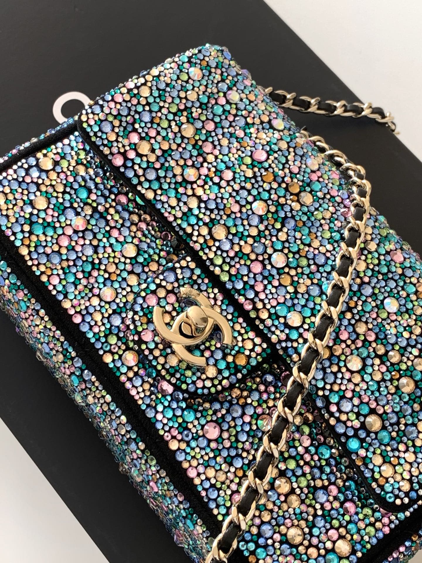 C783 26c SAC DU SOIR dinner bag, black background with colorful diamond accents, exudes luxury! Gold metal chain shoulder strap, paired with the classic double C logo, elegant and premium. The size is ideal—great for holding or carrying on the shoulder. E — image 5