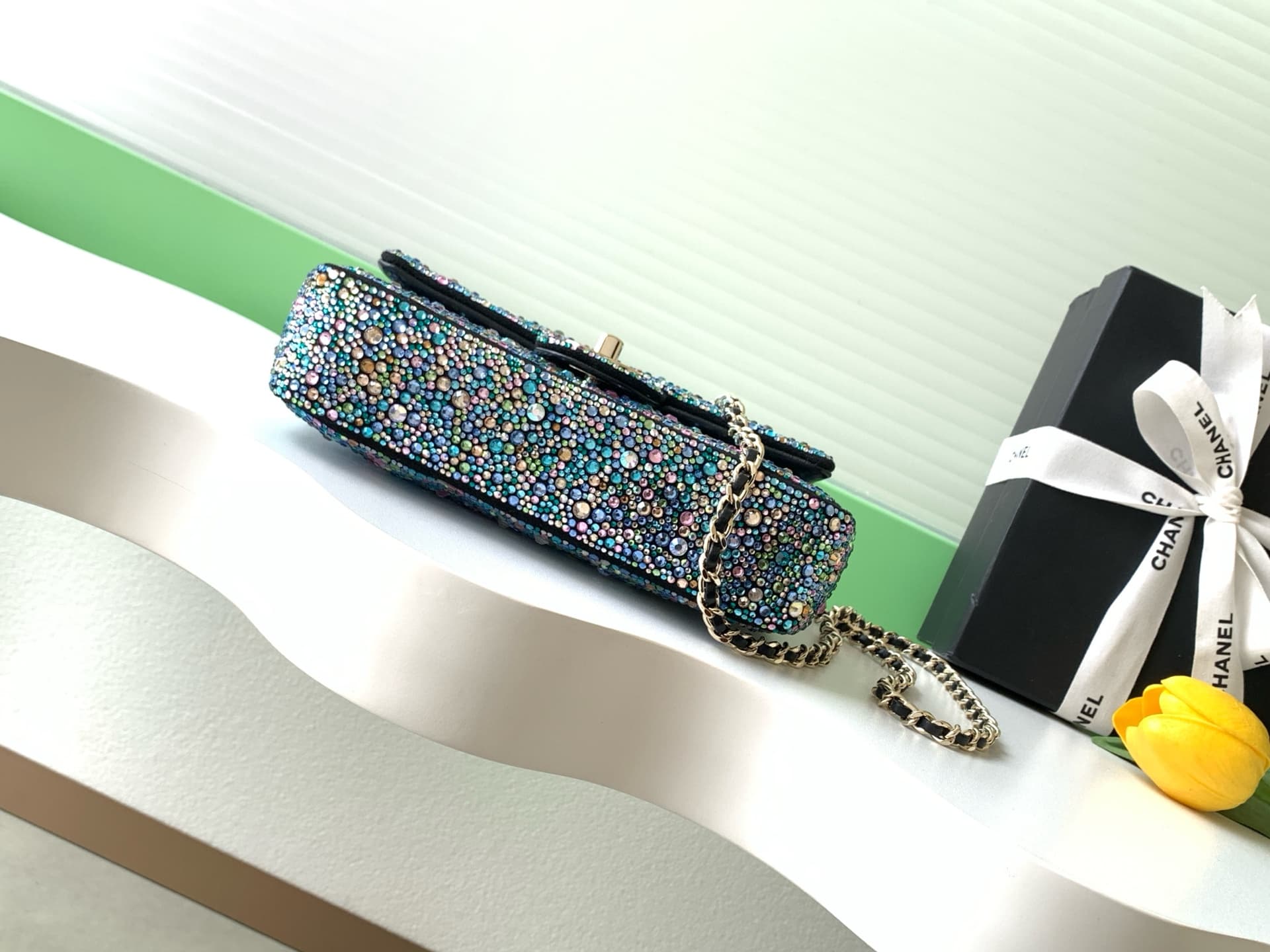 C783 26c SAC DU SOIR dinner bag, black background with colorful diamond accents, exudes luxury! Gold metal chain shoulder strap, paired with the classic double C logo, elegant and premium. The size is ideal—great for holding or carrying on the shoulder. E — image 4