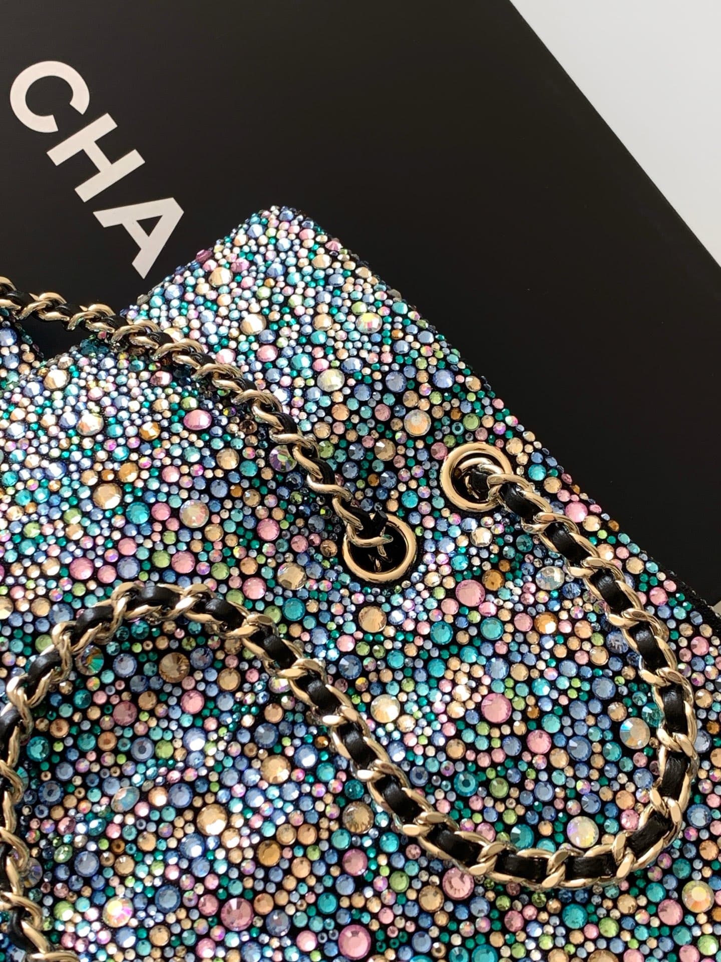 C783 26c SAC DU SOIR dinner bag, black background with colorful diamond accents, exudes luxury! Gold metal chain shoulder strap, paired with the classic double C logo, elegant and premium. The size is ideal—great for holding or carrying on the shoulder. E — image 6