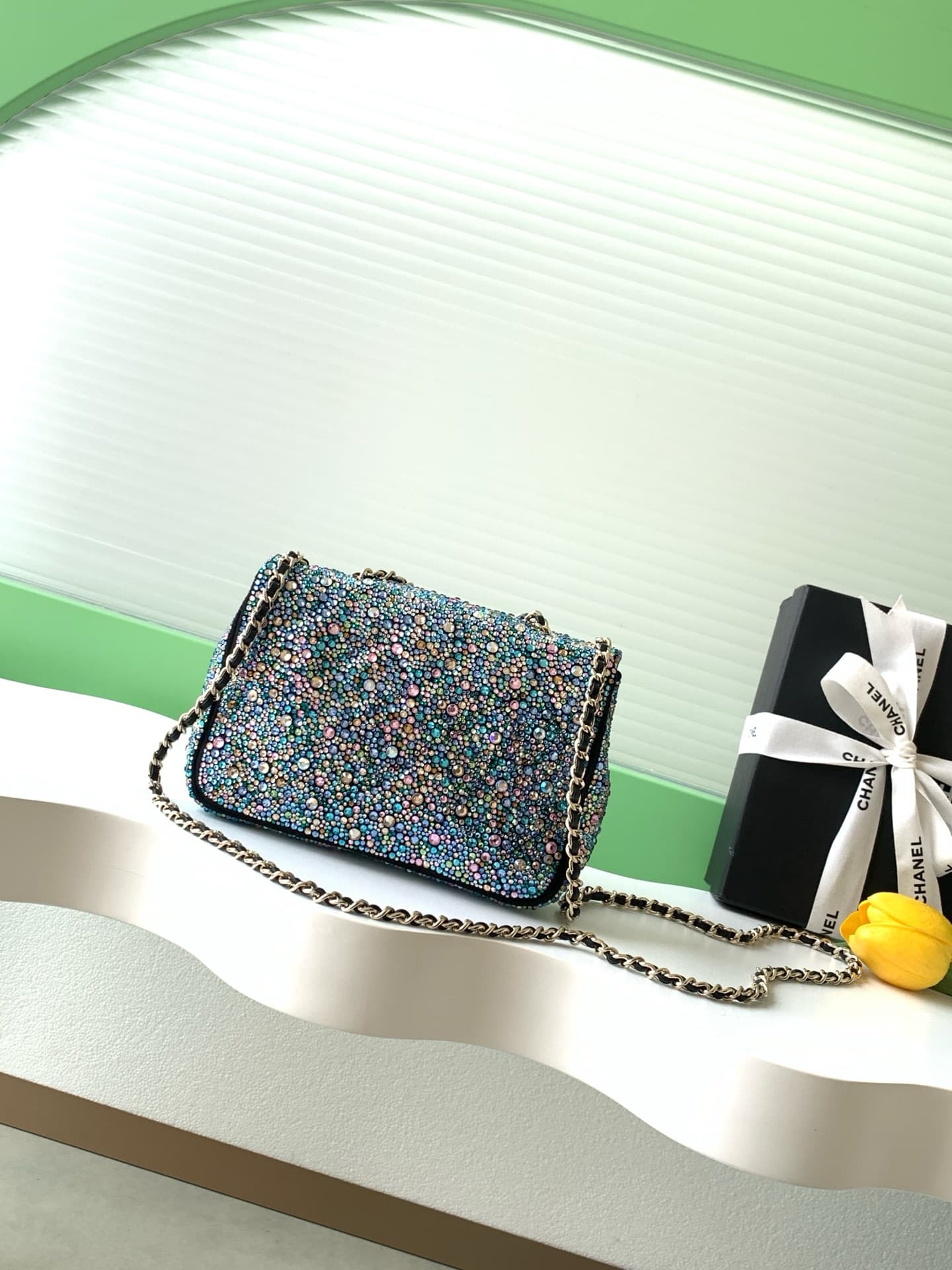 C783 26c SAC DU SOIR dinner bag, black background with colorful diamond accents, exudes luxury! Gold metal chain shoulder strap, paired with the classic double C logo, elegant and premium. The size is ideal—great for holding or carrying on the shoulder. E — image 3