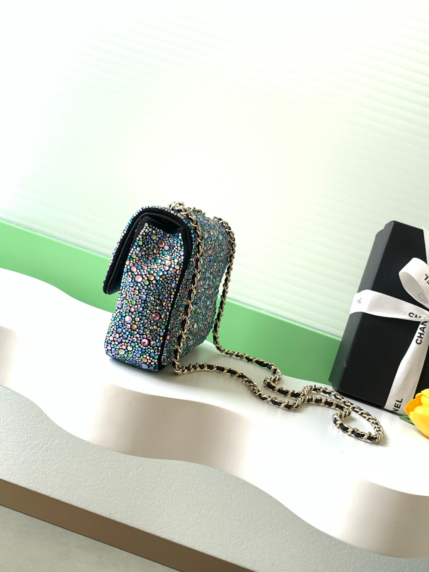 C783 26c SAC DU SOIR dinner bag, black background with colorful diamond accents, exudes luxury! Gold metal chain shoulder strap, paired with the classic double C logo, elegant and premium. The size is ideal—great for holding or carrying on the shoulder. E — image 2
