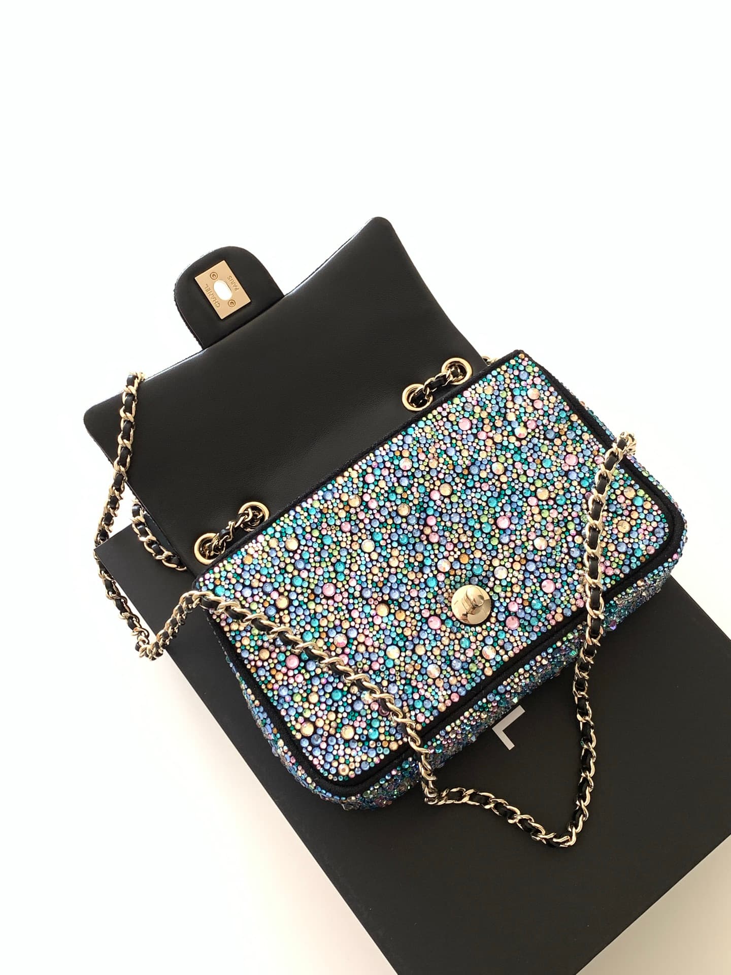 C783 26c SAC DU SOIR dinner bag, black background with colorful diamond accents, exudes luxury! Gold metal chain shoulder strap, paired with the classic double C logo, elegant and premium. The size is ideal—great for holding or carrying on the shoulder. E — image 7