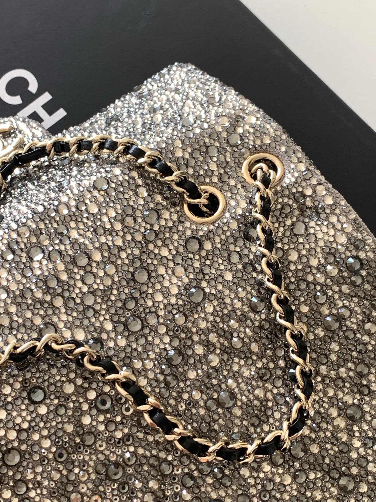 C782 26c SAC DU SOIR dinner bag, with a dark gray base and colorful rhinestones – truly luxurious! Features golden metal chain straps and a classic double C logo, making it elegant and high-end. The size is ideal; it can be carried in hands or worn on the — image 6