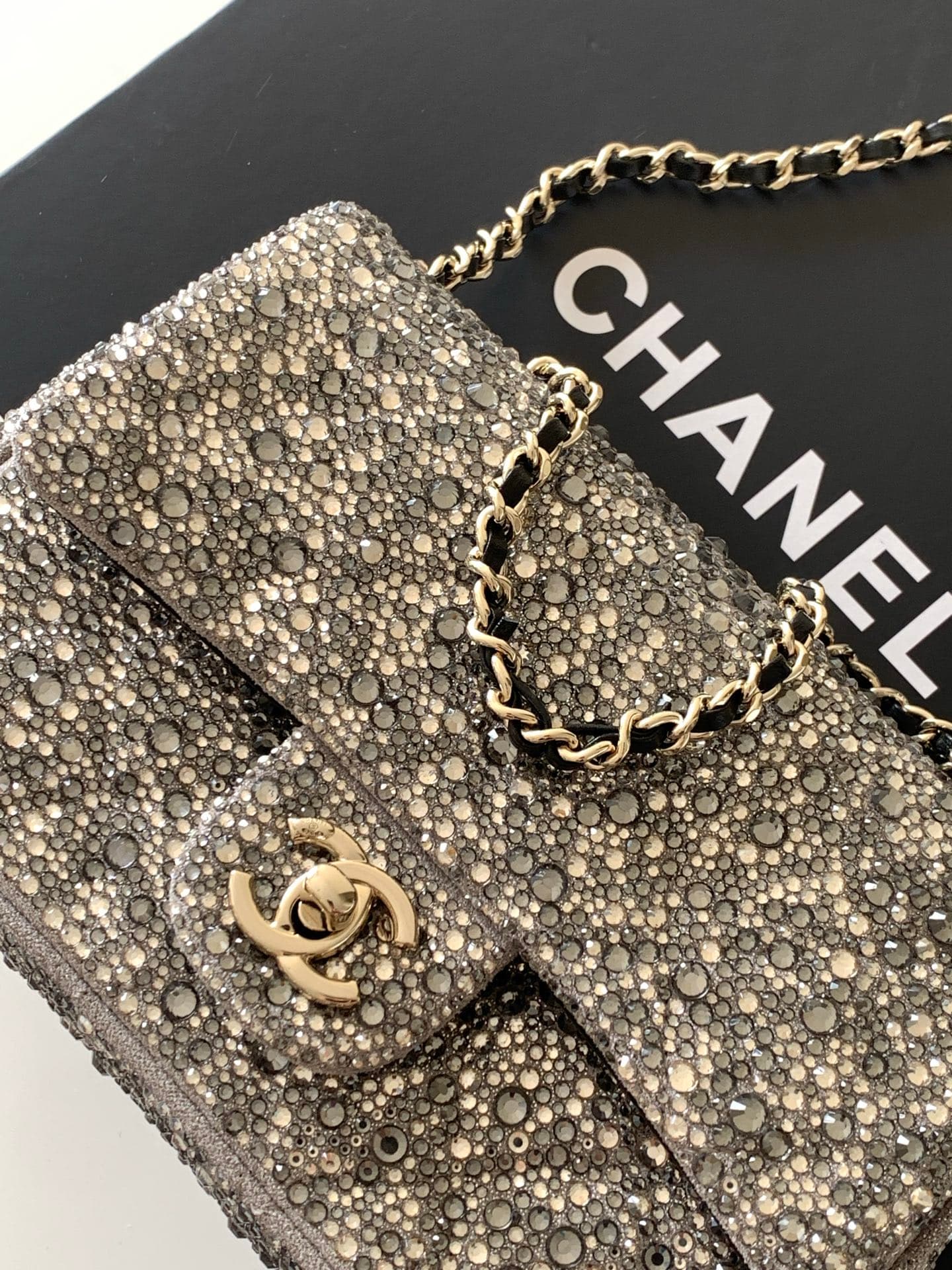 C782 26c SAC DU SOIR dinner bag, with a dark gray base and colorful rhinestones – truly luxurious! Features golden metal chain straps and a classic double C logo, making it elegant and high-end. The size is ideal; it can be carried in hands or worn on the — image 5