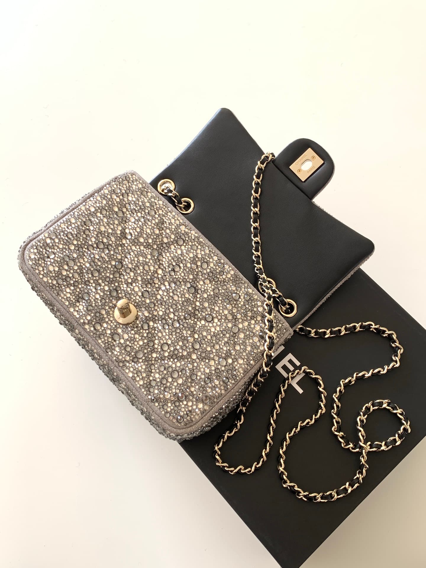 C782 26c SAC DU SOIR dinner bag, with a dark gray base and colorful rhinestones – truly luxurious! Features golden metal chain straps and a classic double C logo, making it elegant and high-end. The size is ideal; it can be carried in hands or worn on the — image 7