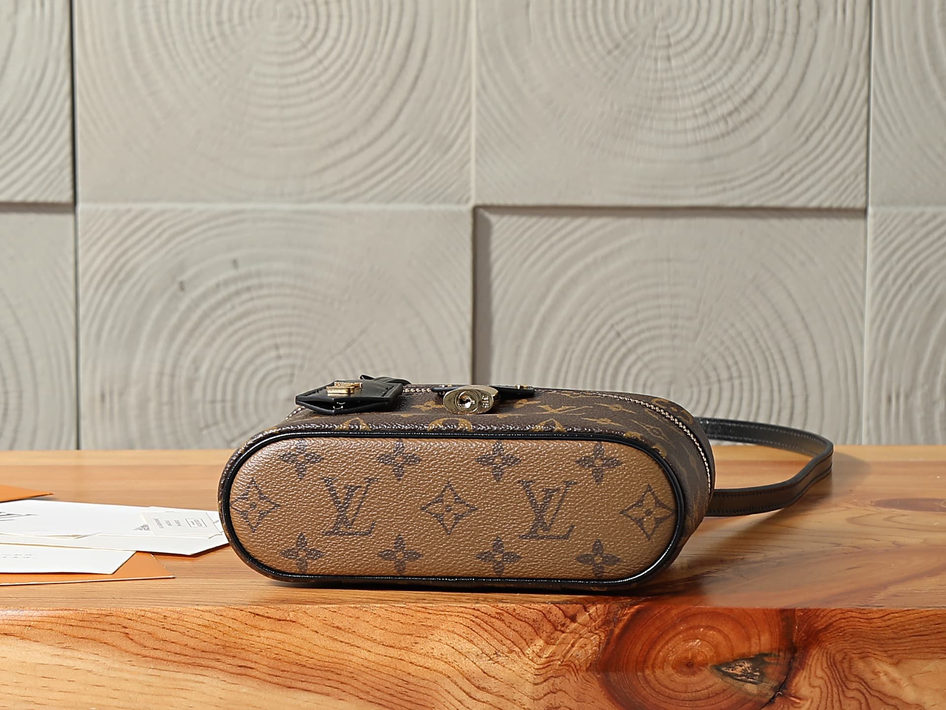 C5202 P【163C01 dynamic chip】‼️High-quality original items, enhanced version‼️Inspired by the classic makeup case, the handbag features Monogram canvas to embody the spirit of travel. The top handle and detachable woven chain incorporate leather elements,  — image 7