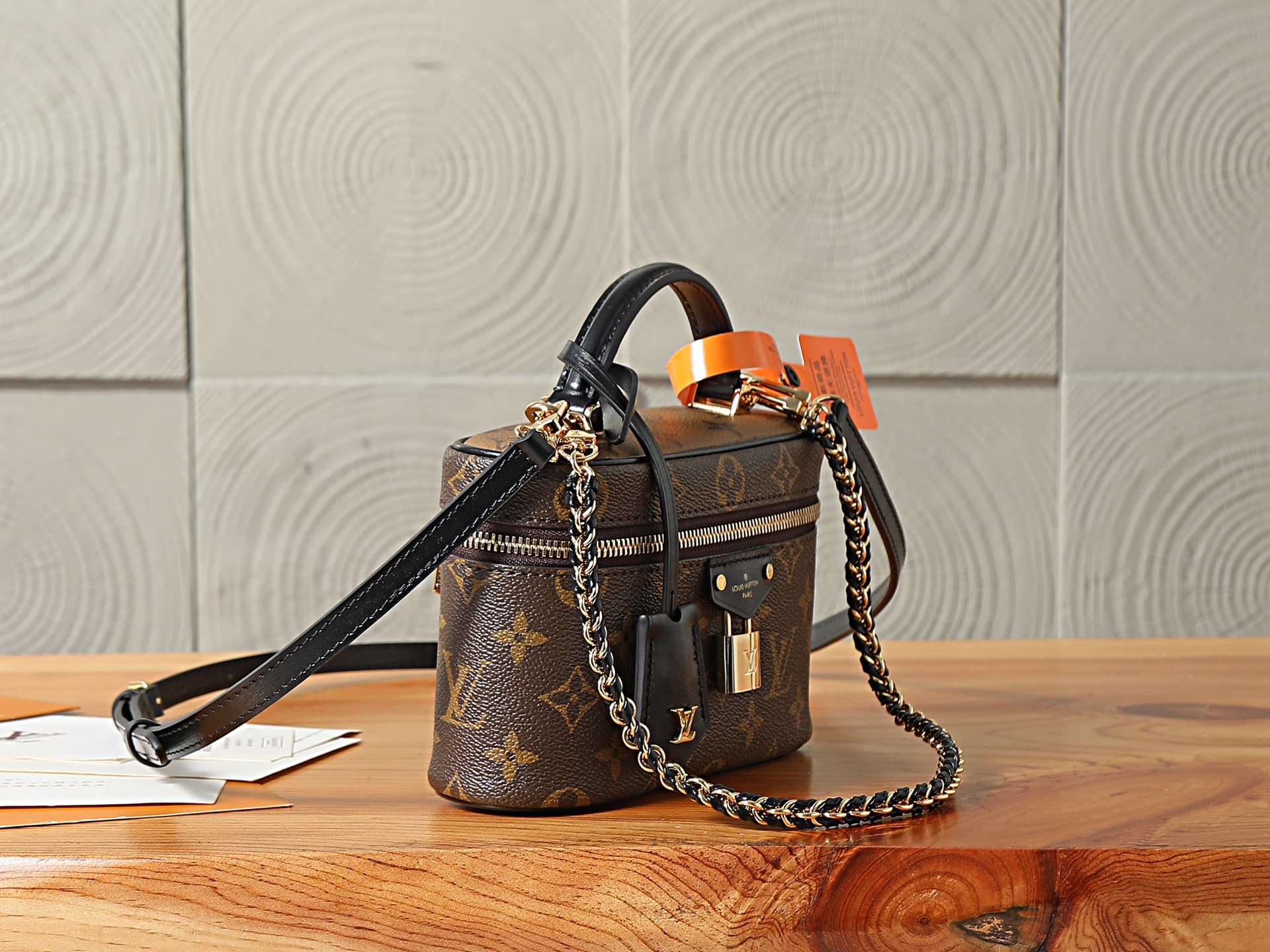 C5202 P【163C01 dynamic chip】‼️High-quality original items, enhanced version‼️Inspired by the classic makeup case, the handbag features Monogram canvas to embody the spirit of travel. The top handle and detachable woven chain incorporate leather elements,  — image 2