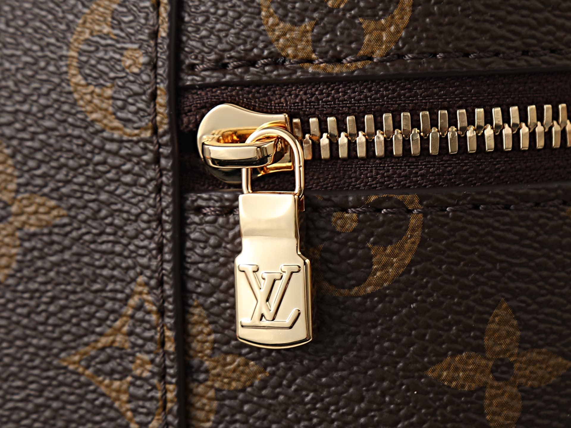 C5202 P【163C01 dynamic chip】‼️High-quality original items, enhanced version‼️Inspired by the classic makeup case, the handbag features Monogram canvas to embody the spirit of travel. The top handle and detachable woven chain incorporate leather elements,  — image 5