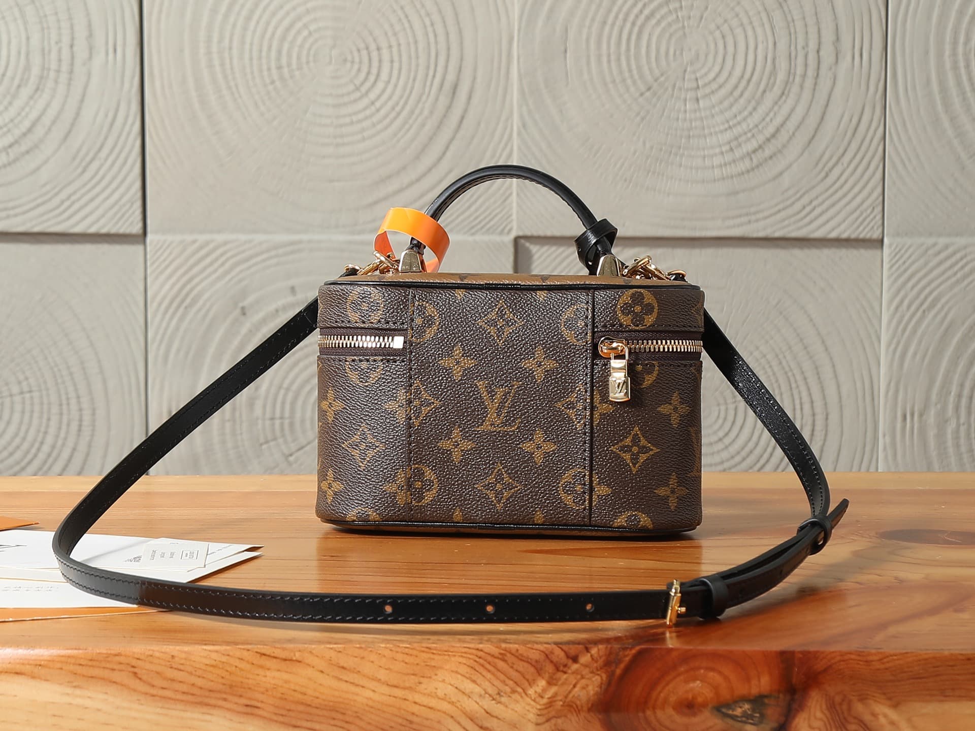 C5202 P【163C01 dynamic chip】‼️High-quality original items, enhanced version‼️Inspired by the classic makeup case, the handbag features Monogram canvas to embody the spirit of travel. The top handle and detachable woven chain incorporate leather elements,  — image 3