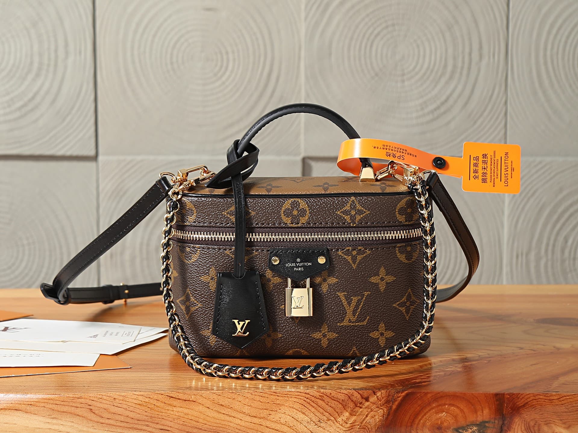 C5202 P【163C01 dynamic chip】‼️High-quality original items, enhanced version‼️Inspired by the classic makeup case, the handbag features Monogram canvas to embody the spirit of travel. The top handle and detachable woven chain incorporate leather elements,  — image 1