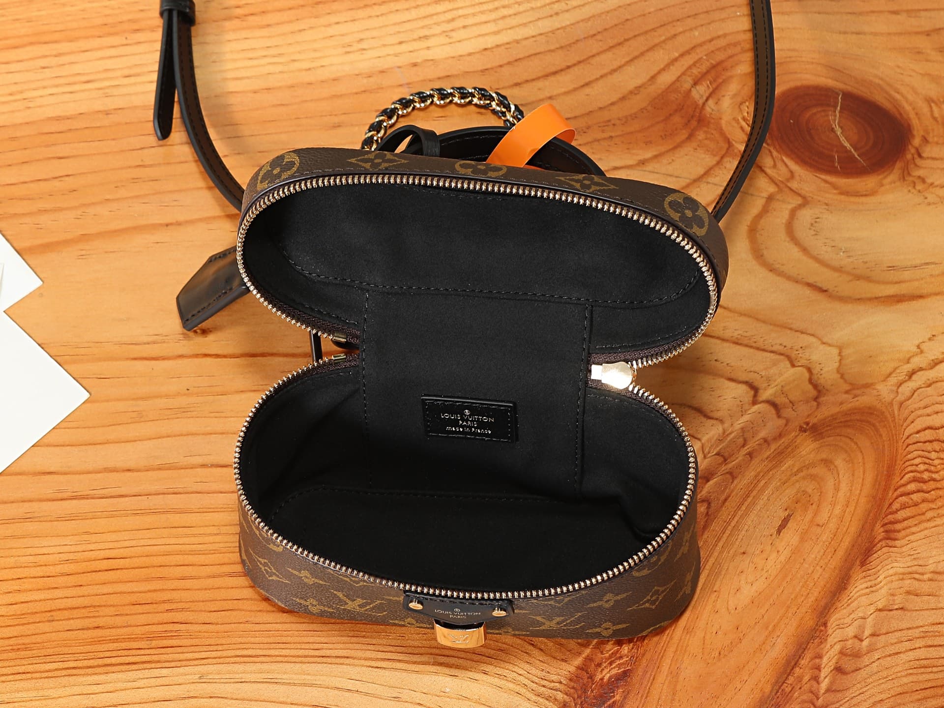 C5202 P【163C01 dynamic chip】‼️High-quality original items, enhanced version‼️Inspired by the classic makeup case, the handbag features Monogram canvas to embody the spirit of travel. The top handle and detachable woven chain incorporate leather elements,  — image 8