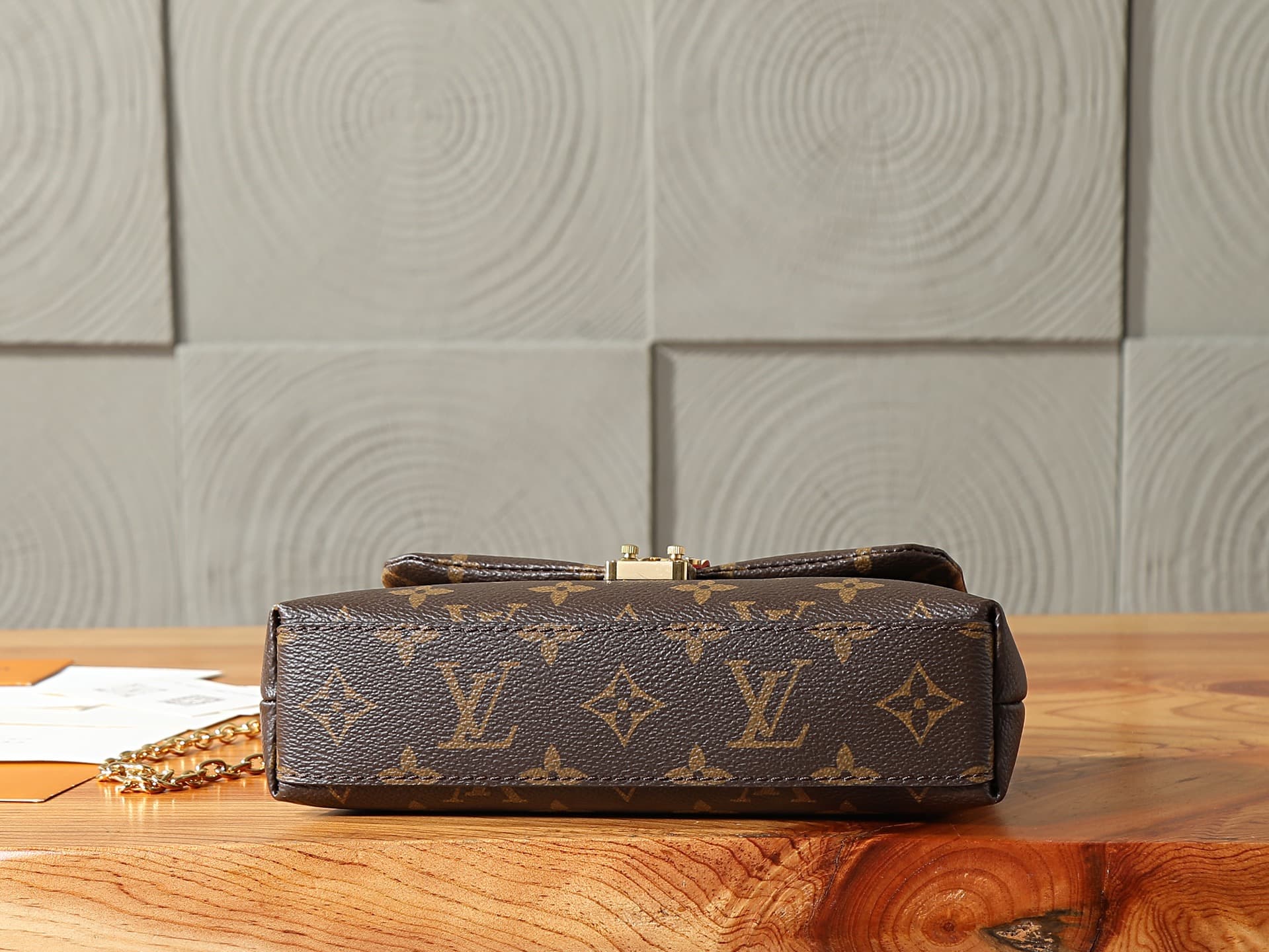 C5203 P【163C01 dynamic chip】‼️High-quality original items, enhanced version‼️The Nano Madeleine handbag features a Monogram pattern on the canvas, reflecting the signature style of Louis Vuitton. The adjustable decorative chain allows for carrying the bag — image 7