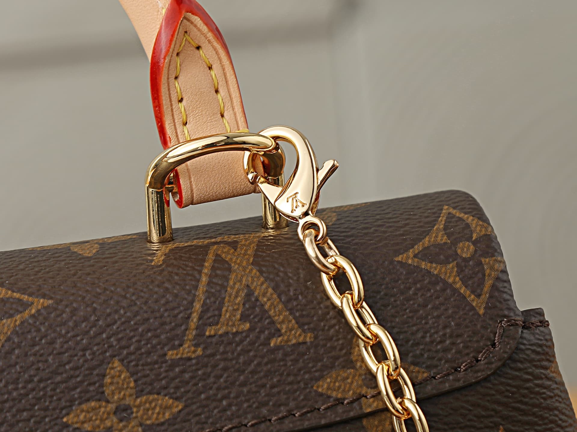 C5203 P【163C01 dynamic chip】‼️High-quality original items, enhanced version‼️The Nano Madeleine handbag features a Monogram pattern on the canvas, reflecting the signature style of Louis Vuitton. The adjustable decorative chain allows for carrying the bag — image 6