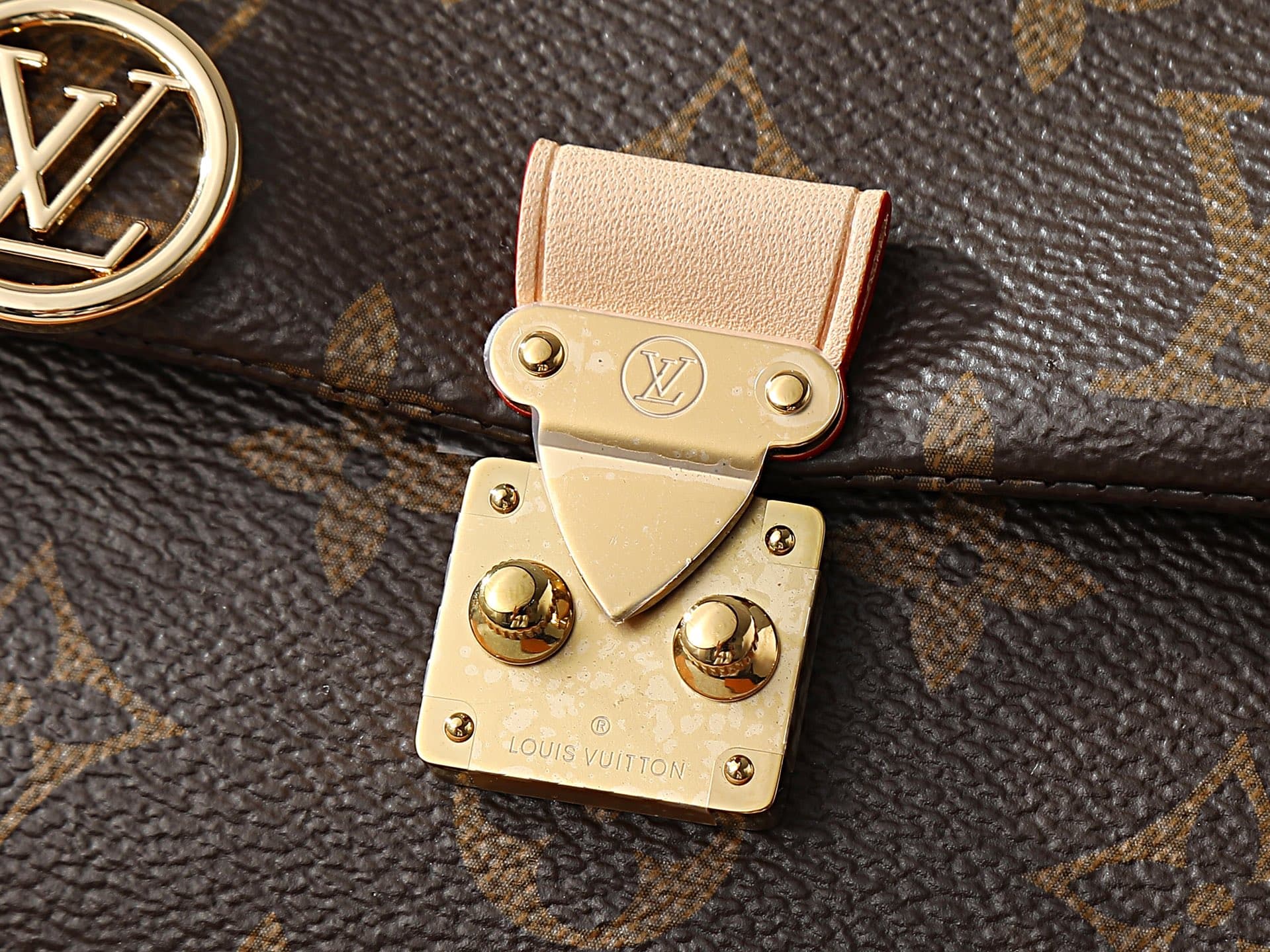C5203 P【163C01 dynamic chip】‼️High-quality original items, enhanced version‼️The Nano Madeleine handbag features a Monogram pattern on the canvas, reflecting the signature style of Louis Vuitton. The adjustable decorative chain allows for carrying the bag — image 4