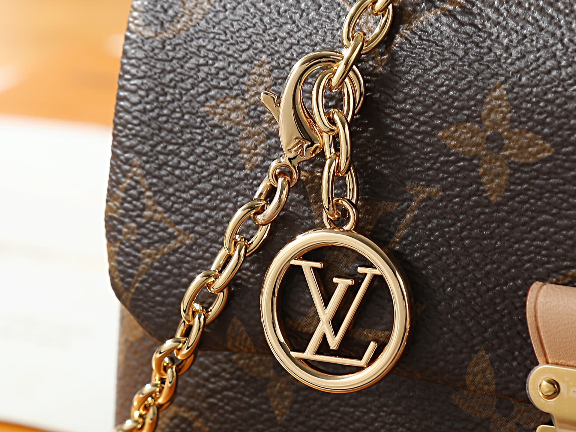 C5203 P【163C01 dynamic chip】‼️High-quality original items, enhanced version‼️The Nano Madeleine handbag features a Monogram pattern on the canvas, reflecting the signature style of Louis Vuitton. The adjustable decorative chain allows for carrying the bag — image 5