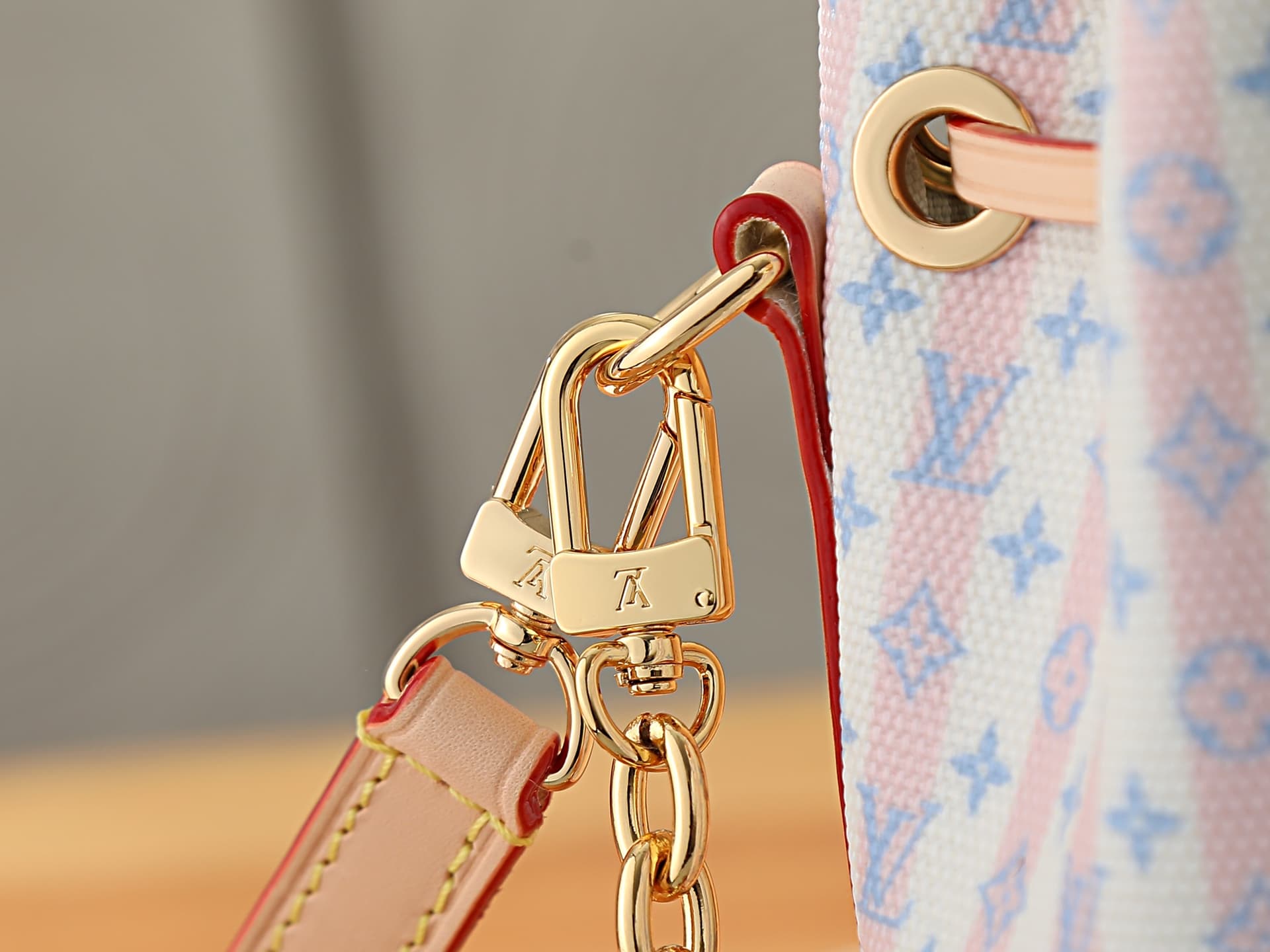 C5200 P【163C01 Dynamic Chip】‼️ Top-quality original items, enhanced version‼️ Nano Noé handbag made from LV Stamp canvas. It pays tribute to the brand’s exquisite craftsmanship and traditional manufacturing techniques. Equipped with detachable leather str — image 6