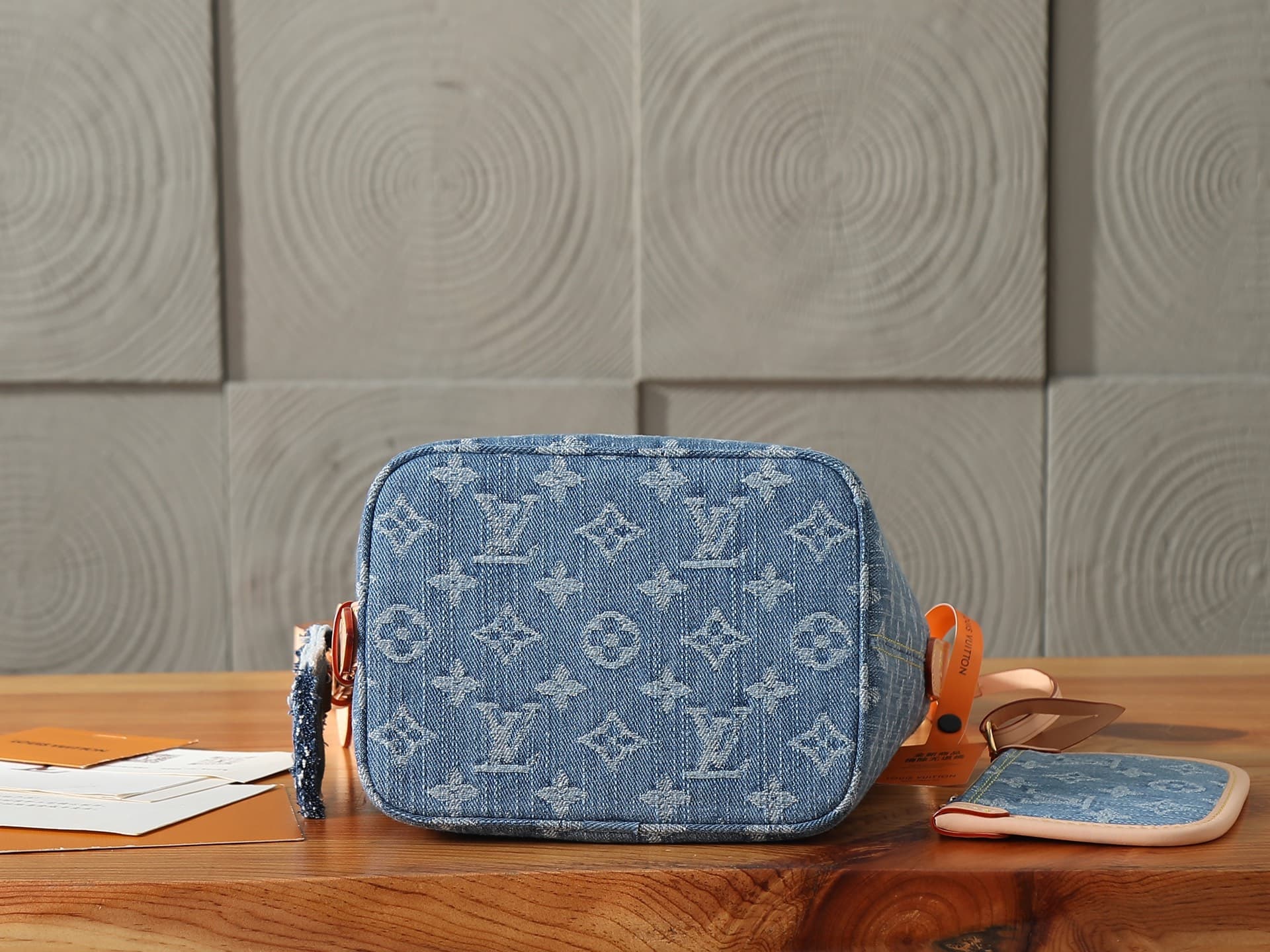 C5201 P【163C01 dynamic chip】‼️ Premium original style, enhanced version‼️ All-in-one handbag made from high-quality denim fabric, bringing a modern and casual vibe to the Denim Rendez-Vous series. The bucket bag design features contrasting leather trim an — image 6