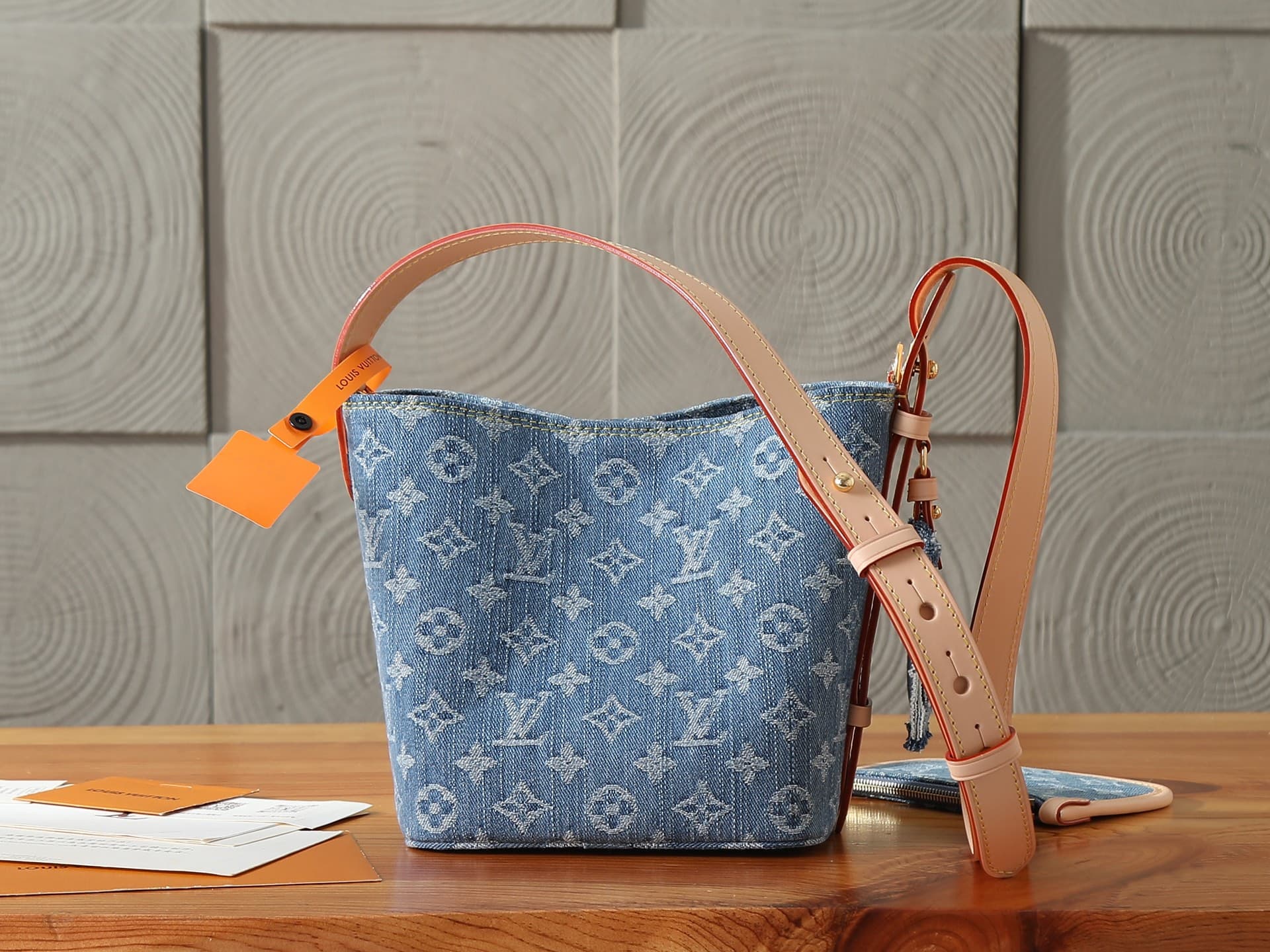 C5201 P【163C01 dynamic chip】‼️ Premium original style, enhanced version‼️ All-in-one handbag made from high-quality denim fabric, bringing a modern and casual vibe to the Denim Rendez-Vous series. The bucket bag design features contrasting leather trim an — image 3