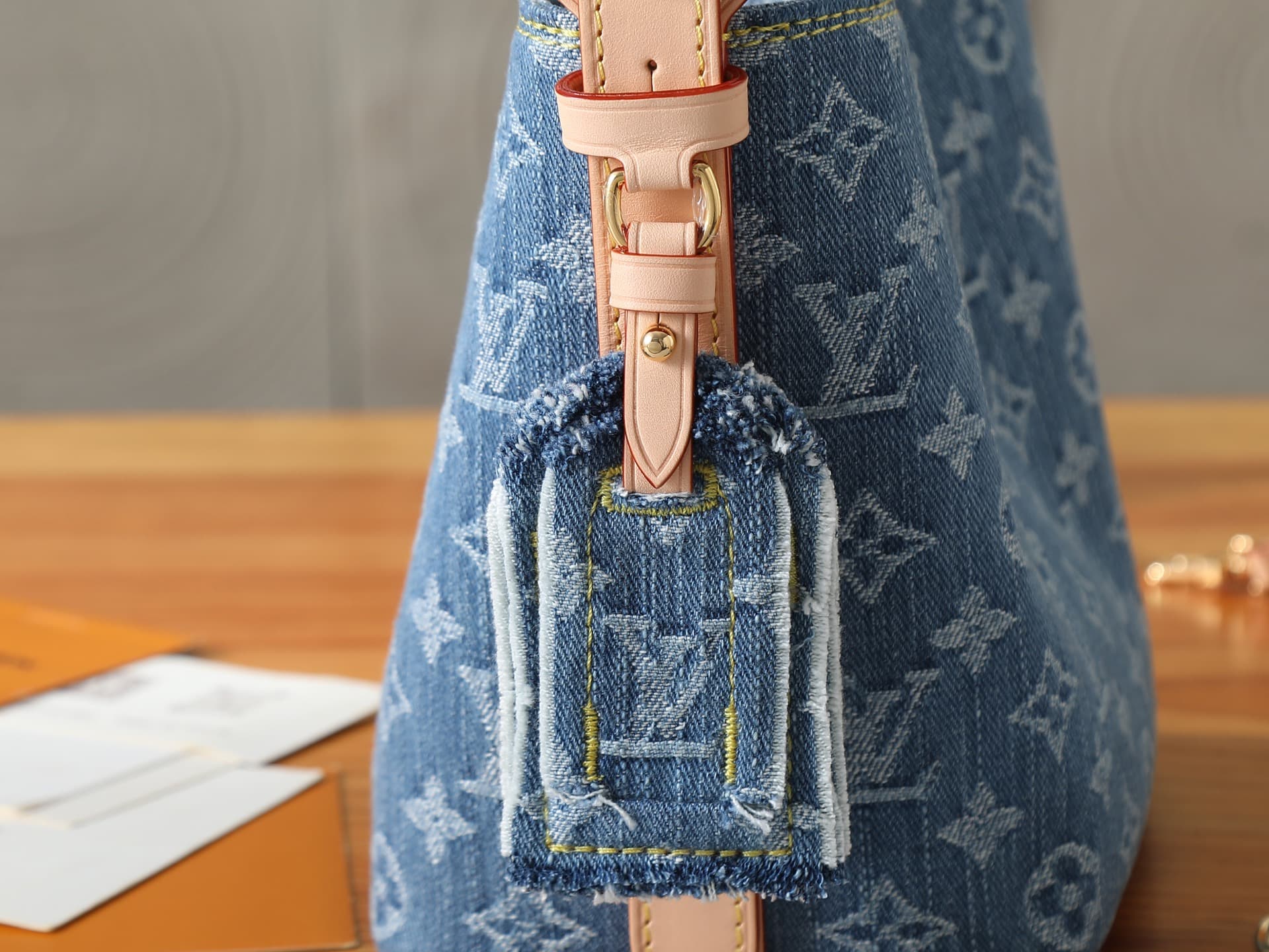 C5201 P【163C01 dynamic chip】‼️ Premium original style, enhanced version‼️ All-in-one handbag made from high-quality denim fabric, bringing a modern and casual vibe to the Denim Rendez-Vous series. The bucket bag design features contrasting leather trim an — image 4