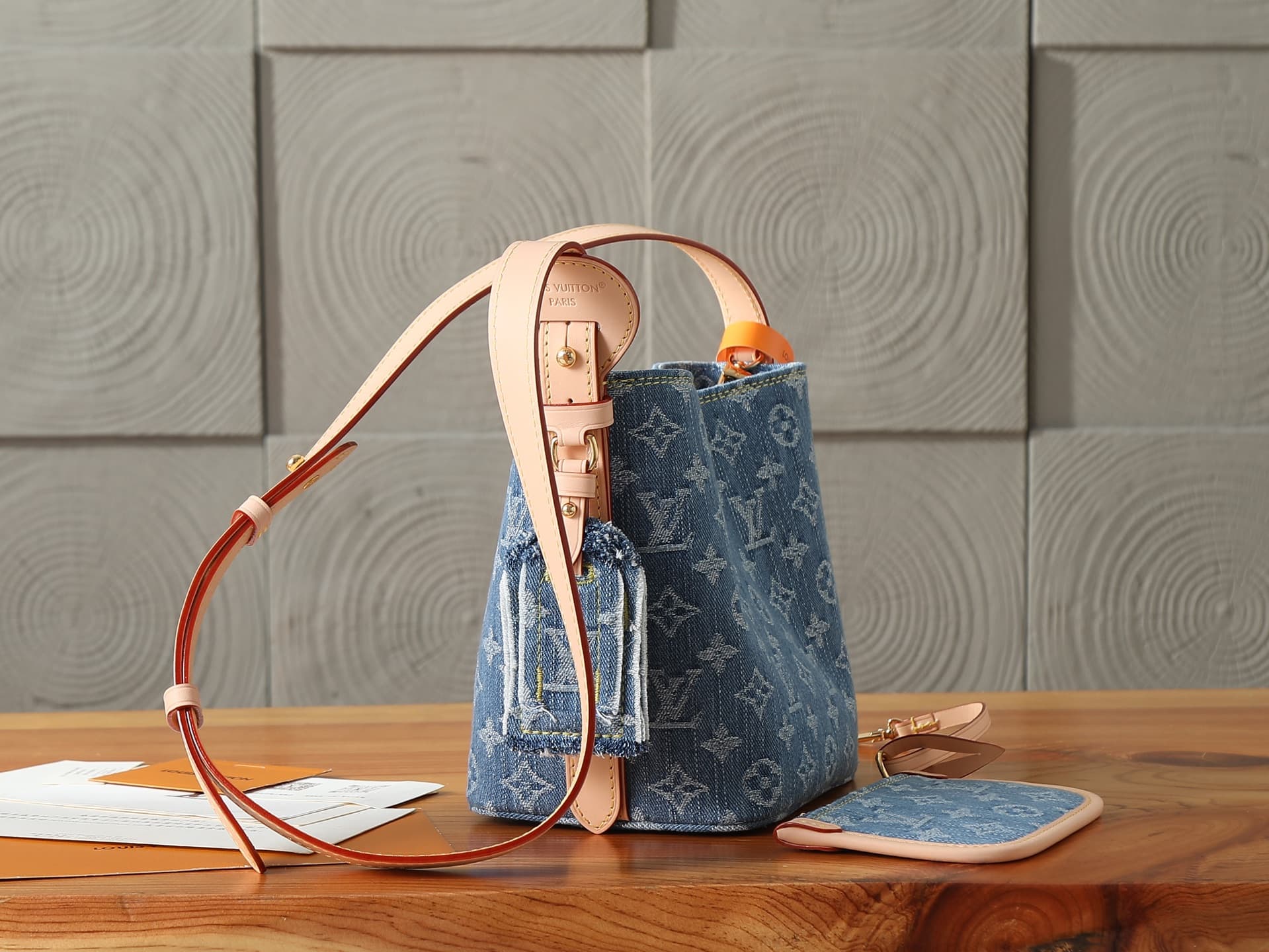 C5201 P【163C01 dynamic chip】‼️ Premium original style, enhanced version‼️ All-in-one handbag made from high-quality denim fabric, bringing a modern and casual vibe to the Denim Rendez-Vous series. The bucket bag design features contrasting leather trim an — image 2