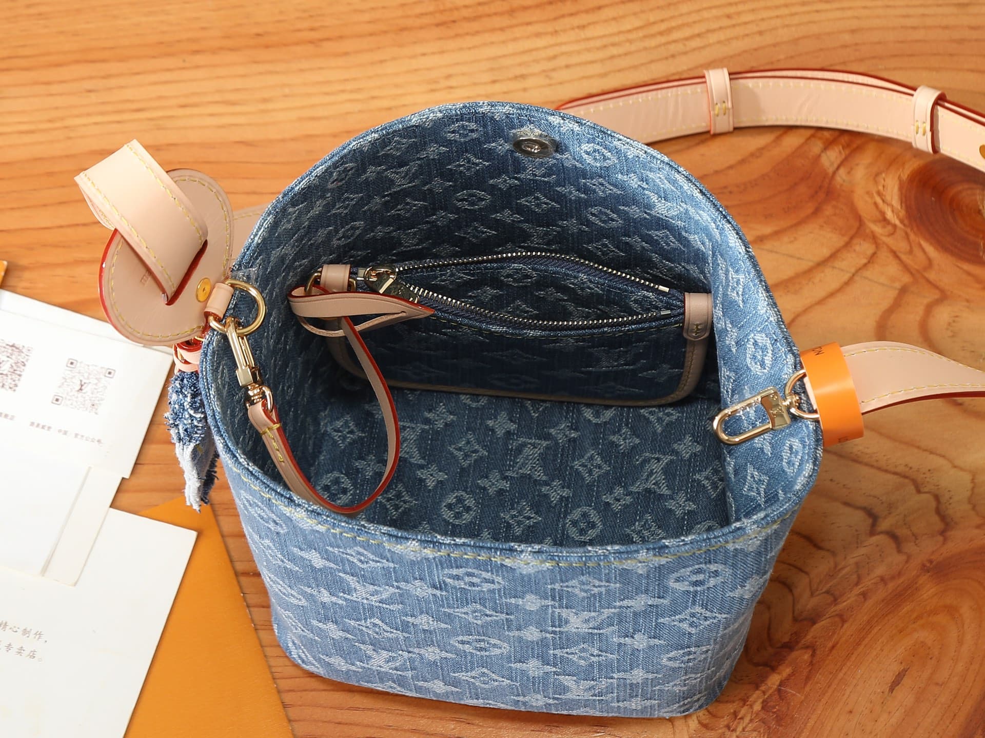 C5201 P【163C01 dynamic chip】‼️ Premium original style, enhanced version‼️ All-in-one handbag made from high-quality denim fabric, bringing a modern and casual vibe to the Denim Rendez-Vous series. The bucket bag design features contrasting leather trim an — image 7