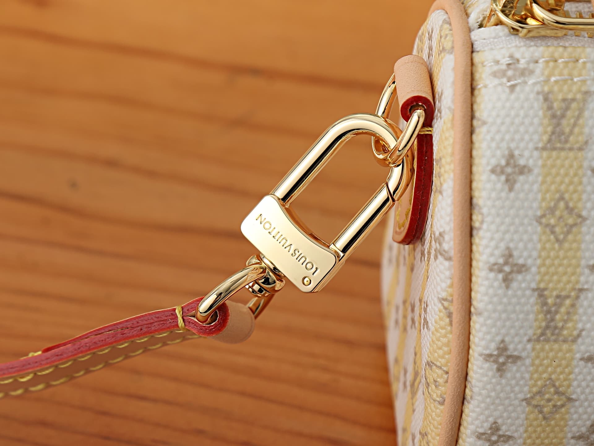 C4980 P【163C01 Dynamic Chip】‼️ Premium original items, enhanced version‼️ Nano Speedy handbag features fine canvas with LV Stamp branding. In elegant colors, it showcases the brand’s exquisite craftsmanship and heritage. With decorative chains and ample s — image 6