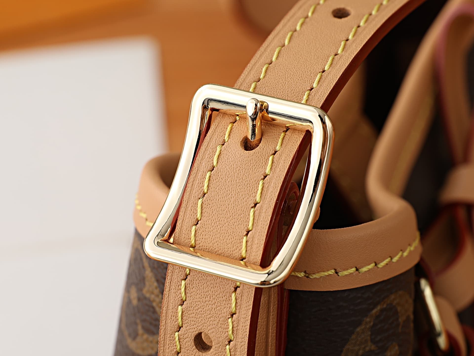 C4987 P【163C01 dynamic chip】‼️High-quality original models, enhanced version‼️The Nano CarryAll handbag is reimagined as a classic everyday item with a refined design. The Monogram fabric is paired with contrasting leather trim; the strap details add a ge — image 6