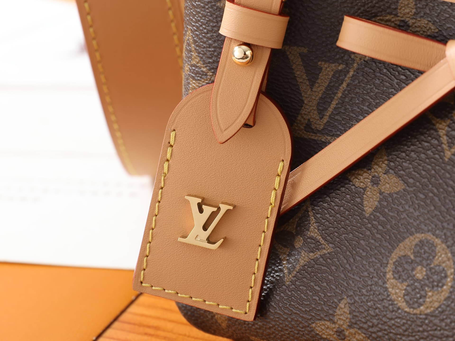 C4987 P【163C01 dynamic chip】‼️High-quality original models, enhanced version‼️The Nano CarryAll handbag is reimagined as a classic everyday item with a refined design. The Monogram fabric is paired with contrasting leather trim; the strap details add a ge — image 4