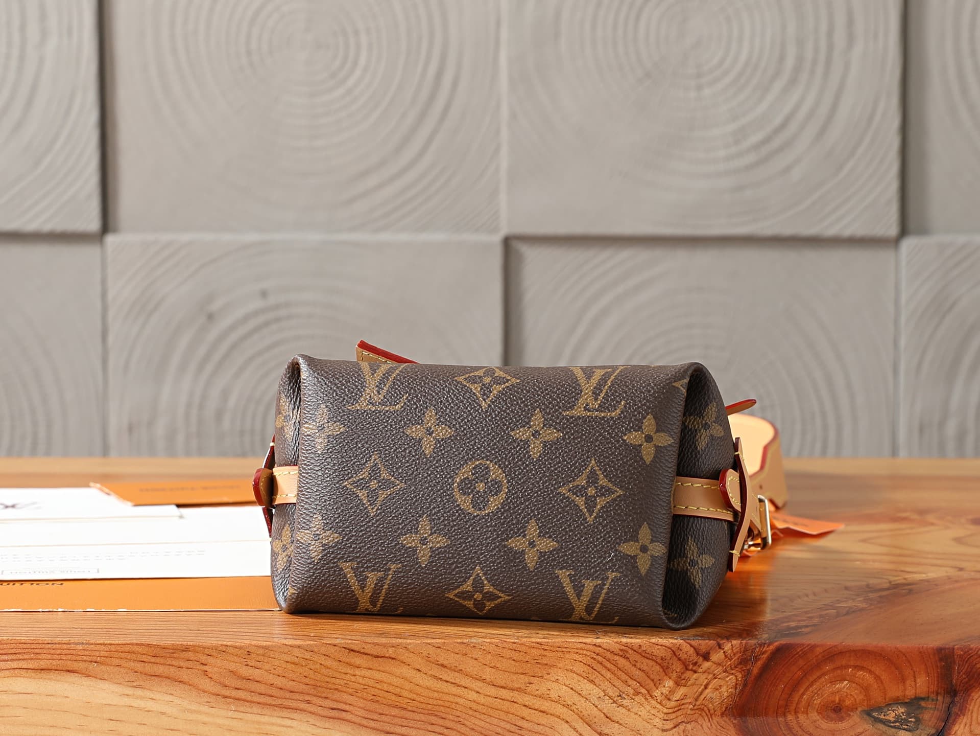C4987 P【163C01 dynamic chip】‼️High-quality original models, enhanced version‼️The Nano CarryAll handbag is reimagined as a classic everyday item with a refined design. The Monogram fabric is paired with contrasting leather trim; the strap details add a ge — image 7
