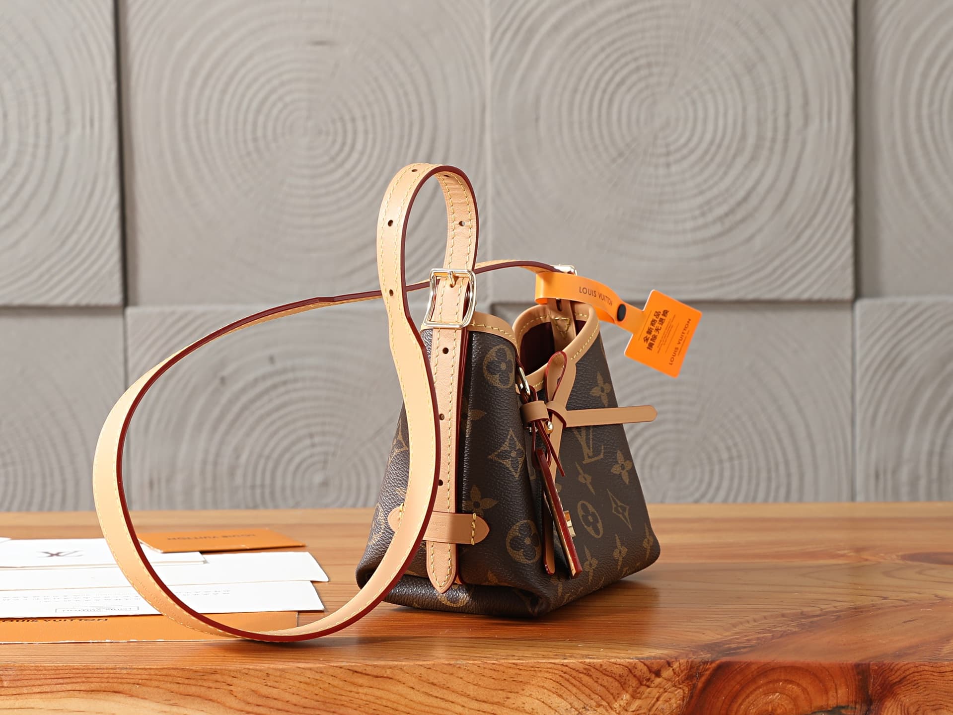 C4987 P【163C01 dynamic chip】‼️High-quality original models, enhanced version‼️The Nano CarryAll handbag is reimagined as a classic everyday item with a refined design. The Monogram fabric is paired with contrasting leather trim; the strap details add a ge — image 2