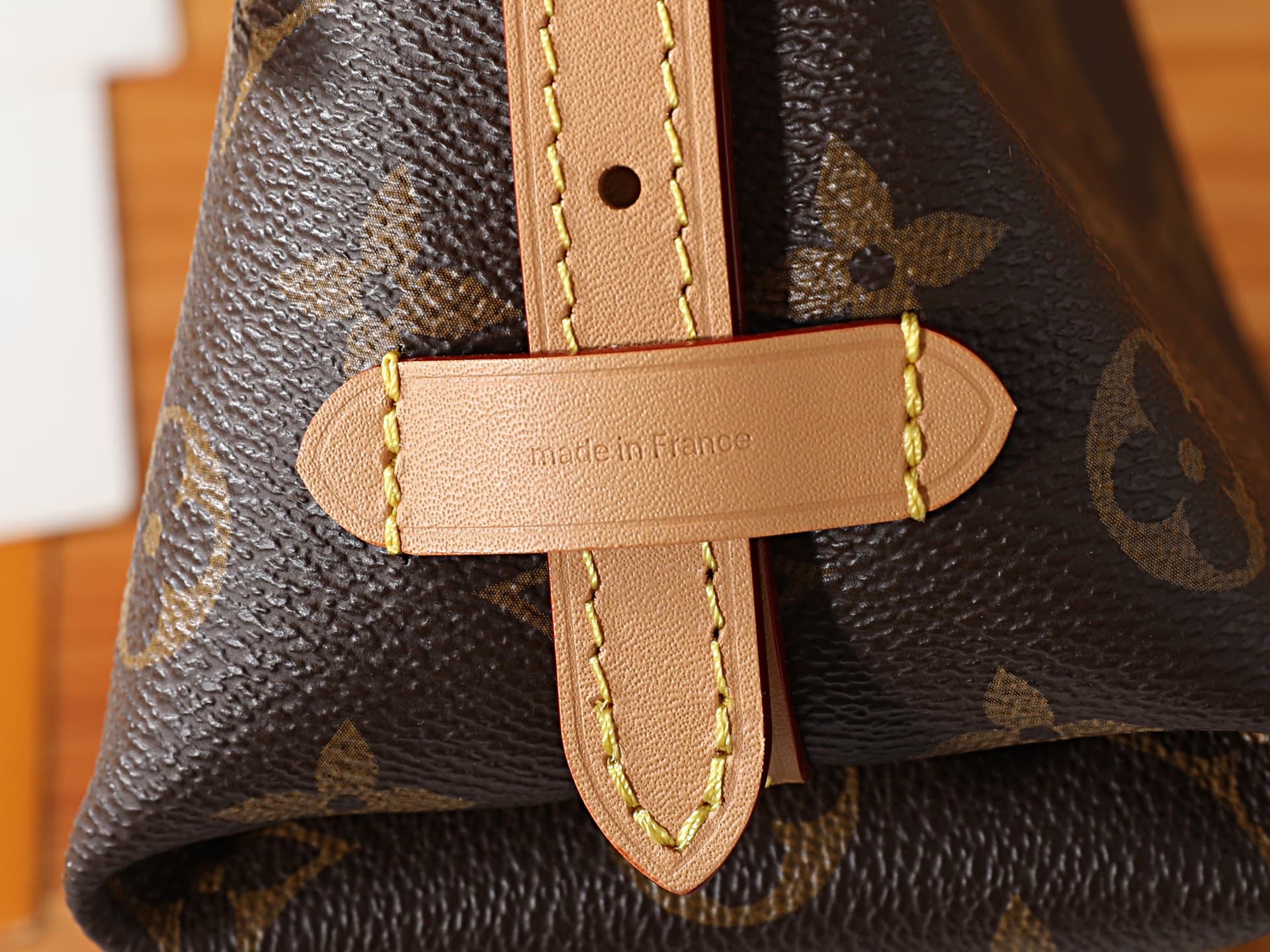 C4987 P【163C01 dynamic chip】‼️High-quality original models, enhanced version‼️The Nano CarryAll handbag is reimagined as a classic everyday item with a refined design. The Monogram fabric is paired with contrasting leather trim; the strap details add a ge — image 5