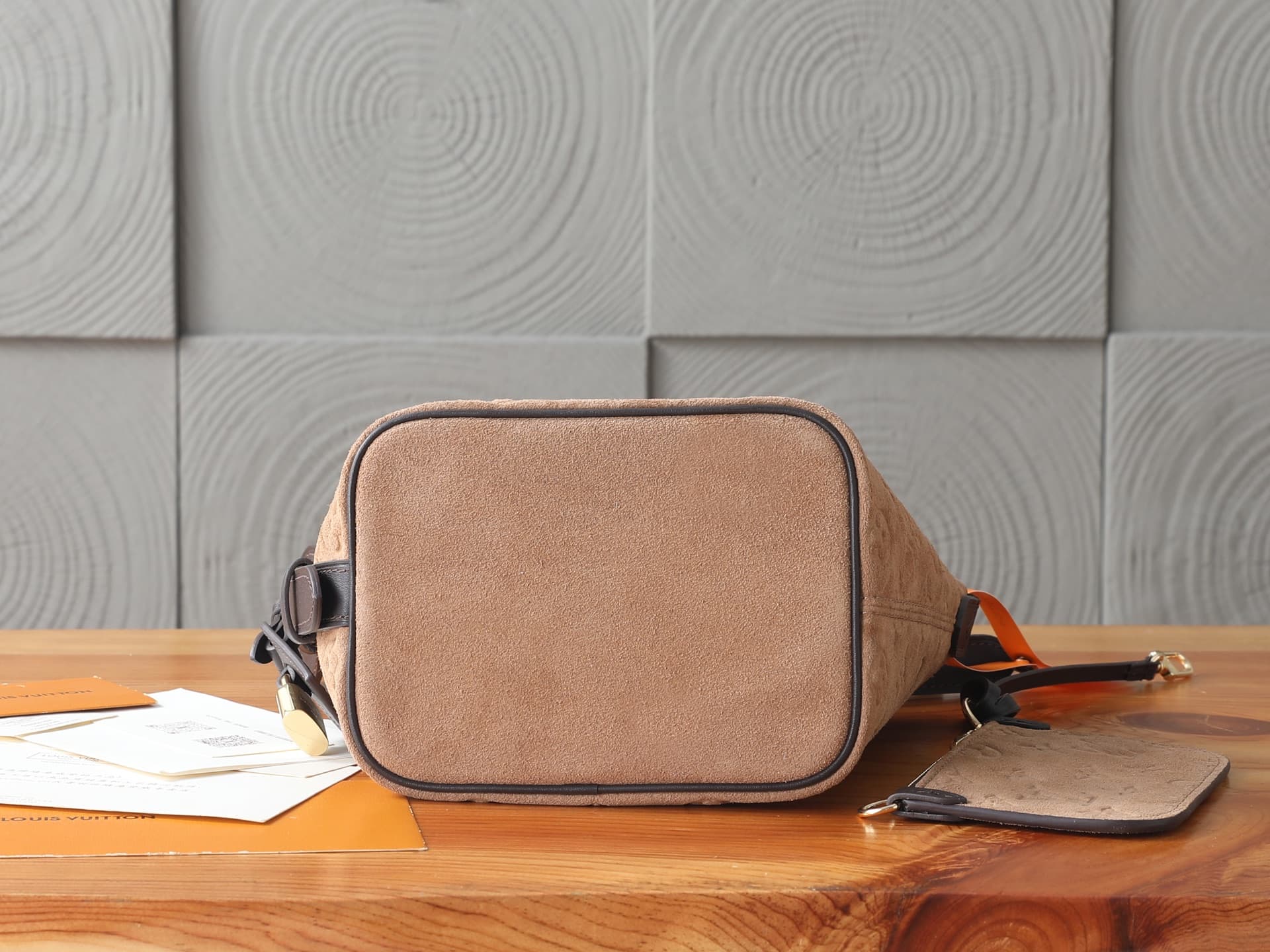 C4986 P【163C01 dynamic bag】‼️ Premium original style, enhanced version‼️ The Back to School collection introduces this All In BB handbag. The bucket-shaped design is reinterpreted with elegant suede leather, and it features contrasting cowhide trim, makin — image 7