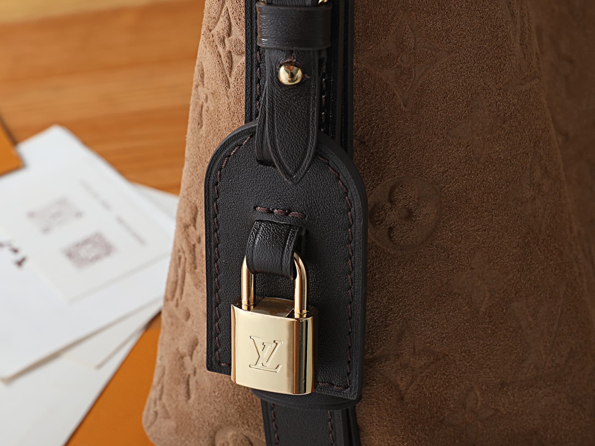 C4986 P【163C01 dynamic bag】‼️ Premium original style, enhanced version‼️ The Back to School collection introduces this All In BB handbag. The bucket-shaped design is reinterpreted with elegant suede leather, and it features contrasting cowhide trim, makin — image 5