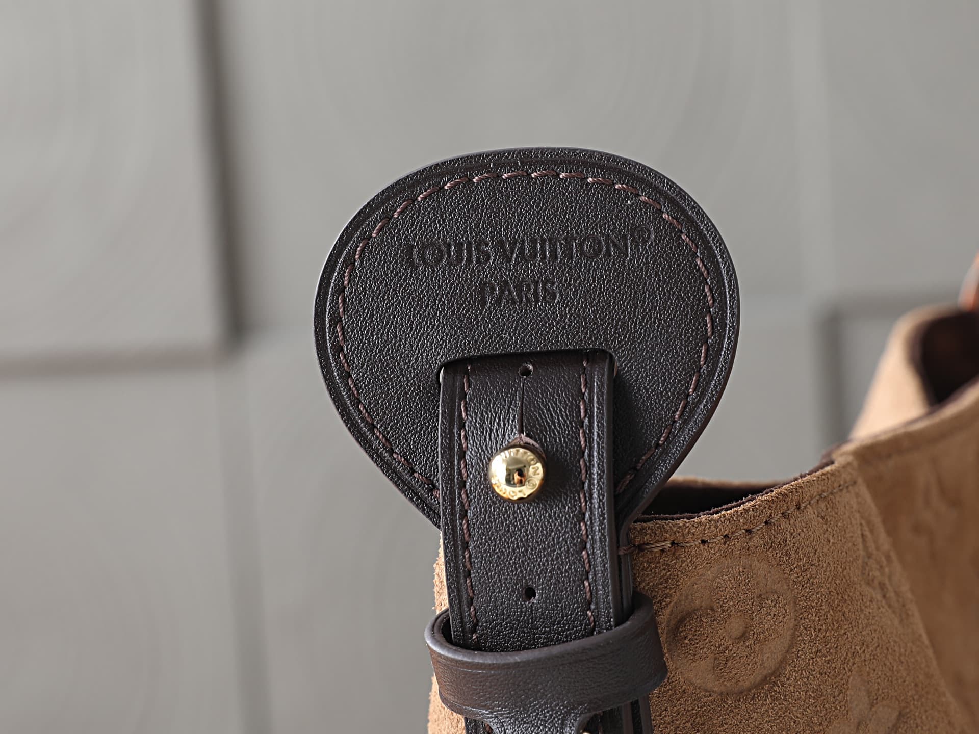 C4986 P【163C01 dynamic bag】‼️ Premium original style, enhanced version‼️ The Back to School collection introduces this All In BB handbag. The bucket-shaped design is reinterpreted with elegant suede leather, and it features contrasting cowhide trim, makin — image 4
