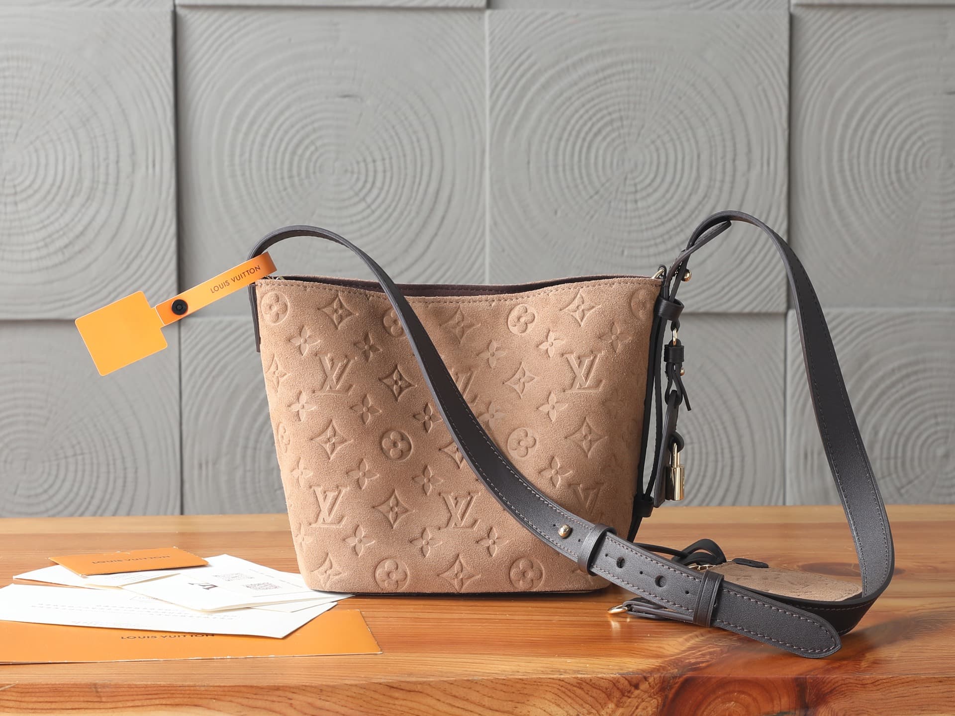 C4986 P【163C01 dynamic bag】‼️ Premium original style, enhanced version‼️ The Back to School collection introduces this All In BB handbag. The bucket-shaped design is reinterpreted with elegant suede leather, and it features contrasting cowhide trim, makin — image 3