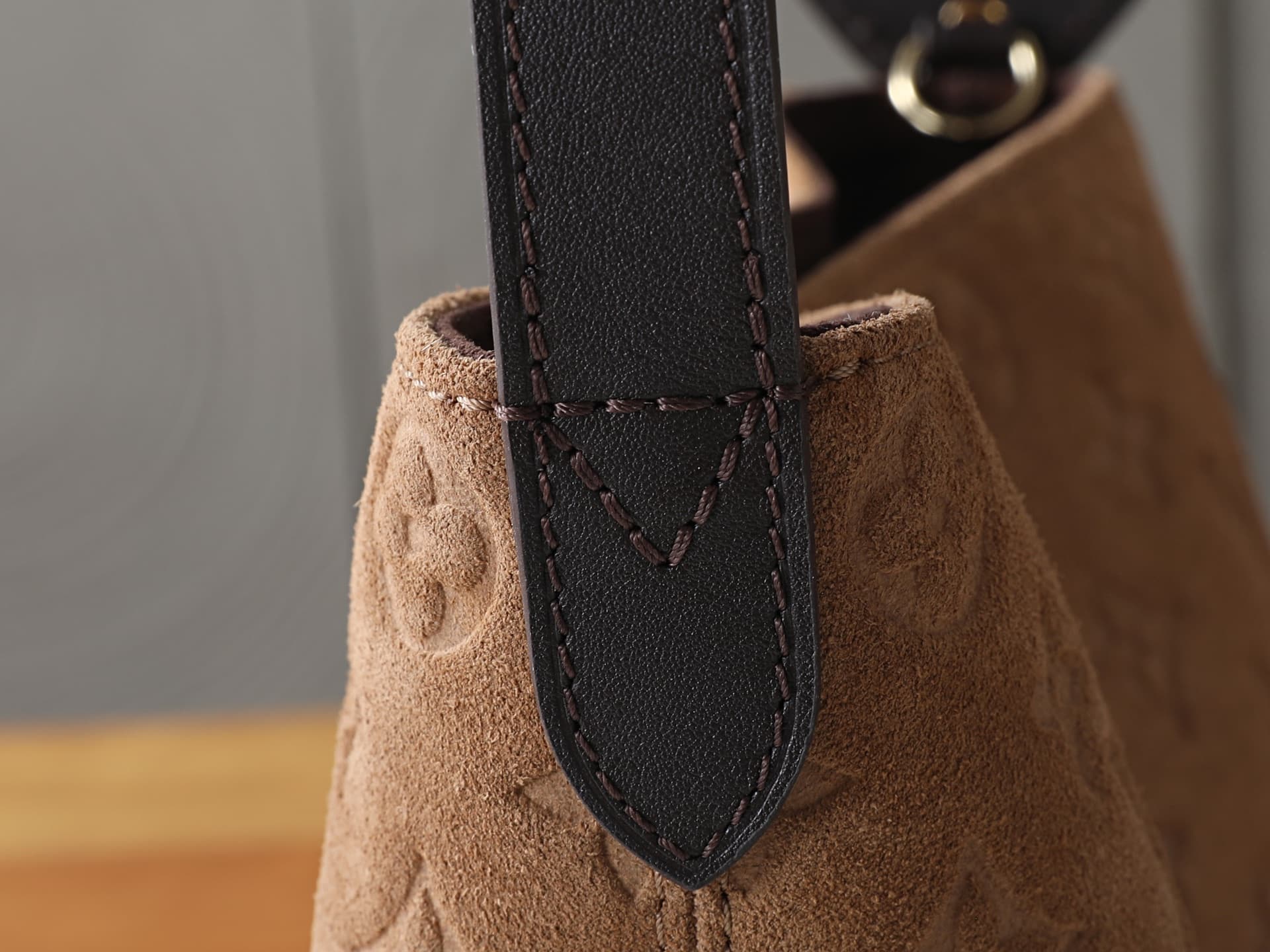 C4986 P【163C01 dynamic bag】‼️ Premium original style, enhanced version‼️ The Back to School collection introduces this All In BB handbag. The bucket-shaped design is reinterpreted with elegant suede leather, and it features contrasting cowhide trim, makin — image 6