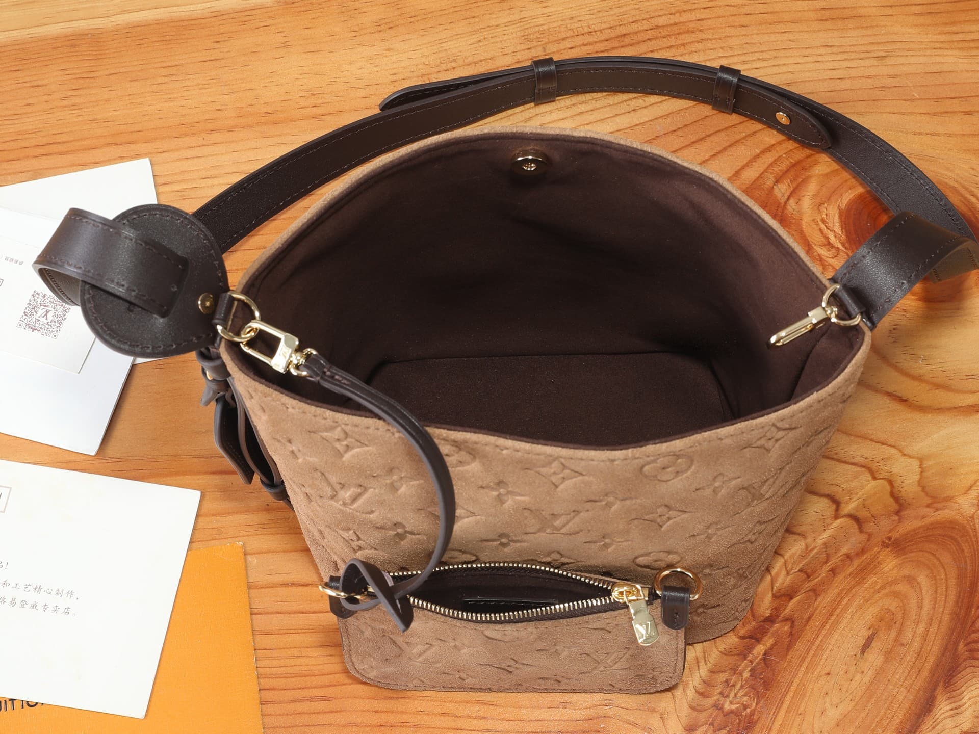 C4986 P【163C01 dynamic bag】‼️ Premium original style, enhanced version‼️ The Back to School collection introduces this All In BB handbag. The bucket-shaped design is reinterpreted with elegant suede leather, and it features contrasting cowhide trim, makin — image 8