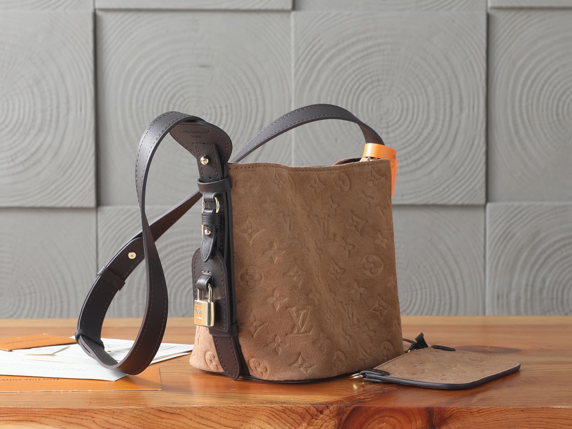 C4986 P【163C01 dynamic bag】‼️ Premium original style, enhanced version‼️ The Back to School collection introduces this All In BB handbag. The bucket-shaped design is reinterpreted with elegant suede leather, and it features contrasting cowhide trim, makin — image 2