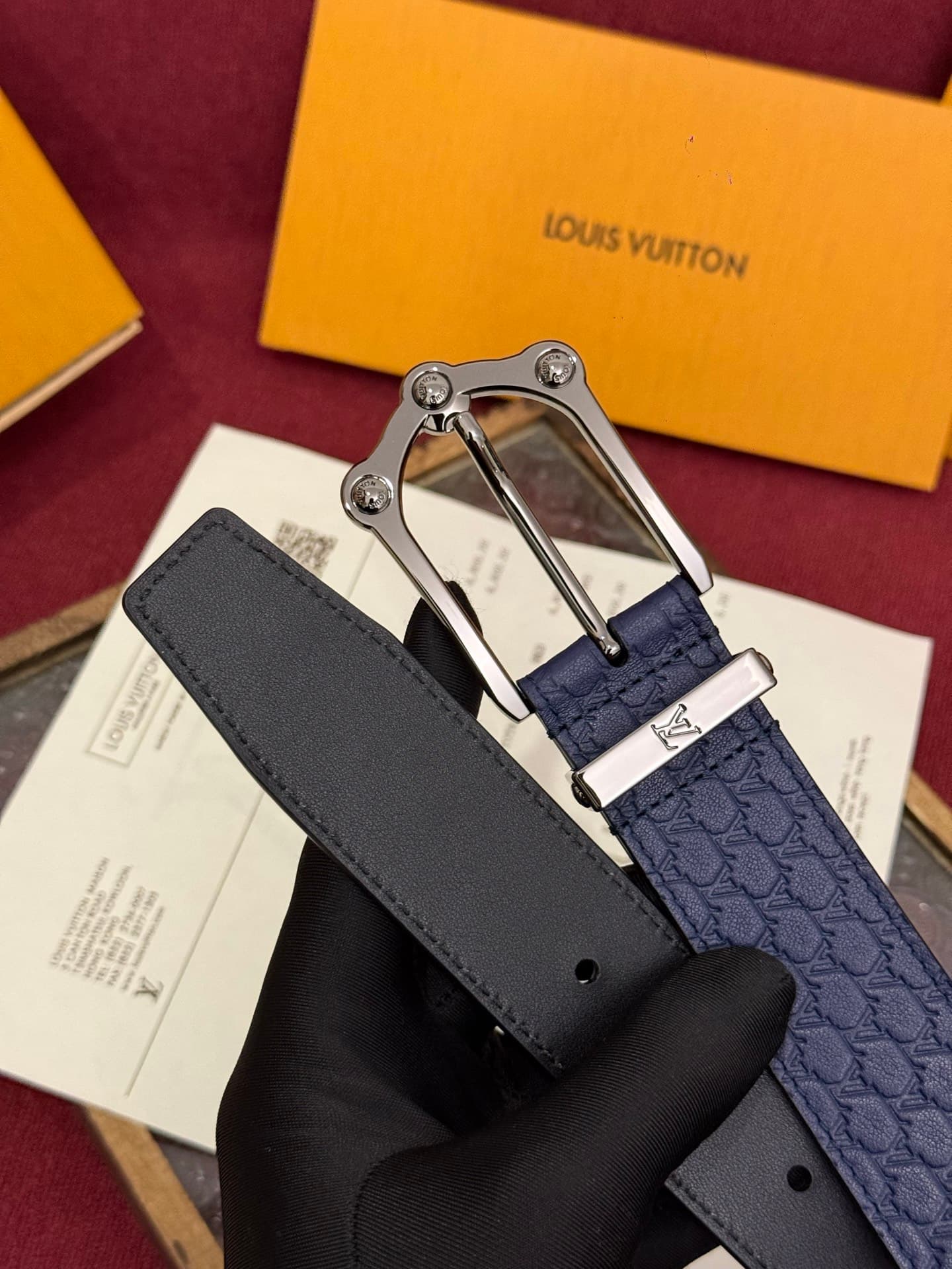 C32903 The Frog 3.5mm Reversible Belt in Crocodile is a stylish and eye-catching product. The textured cowhide material enhances the solid feel of the decorative buttons, while the surface is adorned with letter patterns decorated in palladium-colored col — image 4