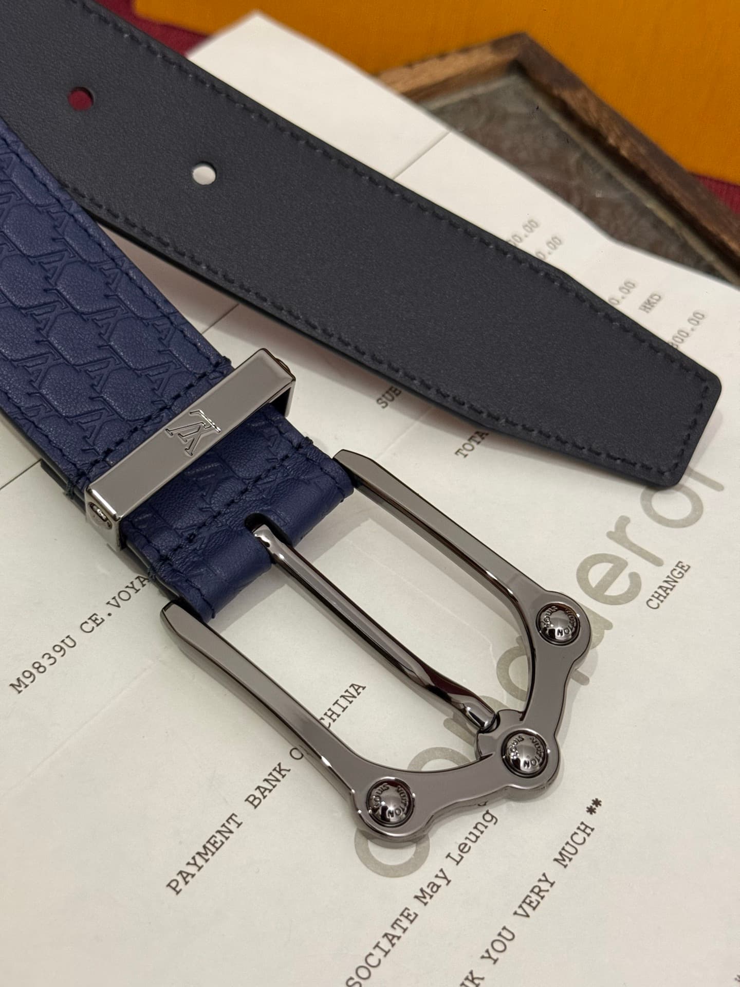 C32903 The Frog 3.5mm Reversible Belt in Crocodile is a stylish and eye-catching product. The textured cowhide material enhances the solid feel of the decorative buttons, while the surface is adorned with letter patterns decorated in palladium-colored col — image 3