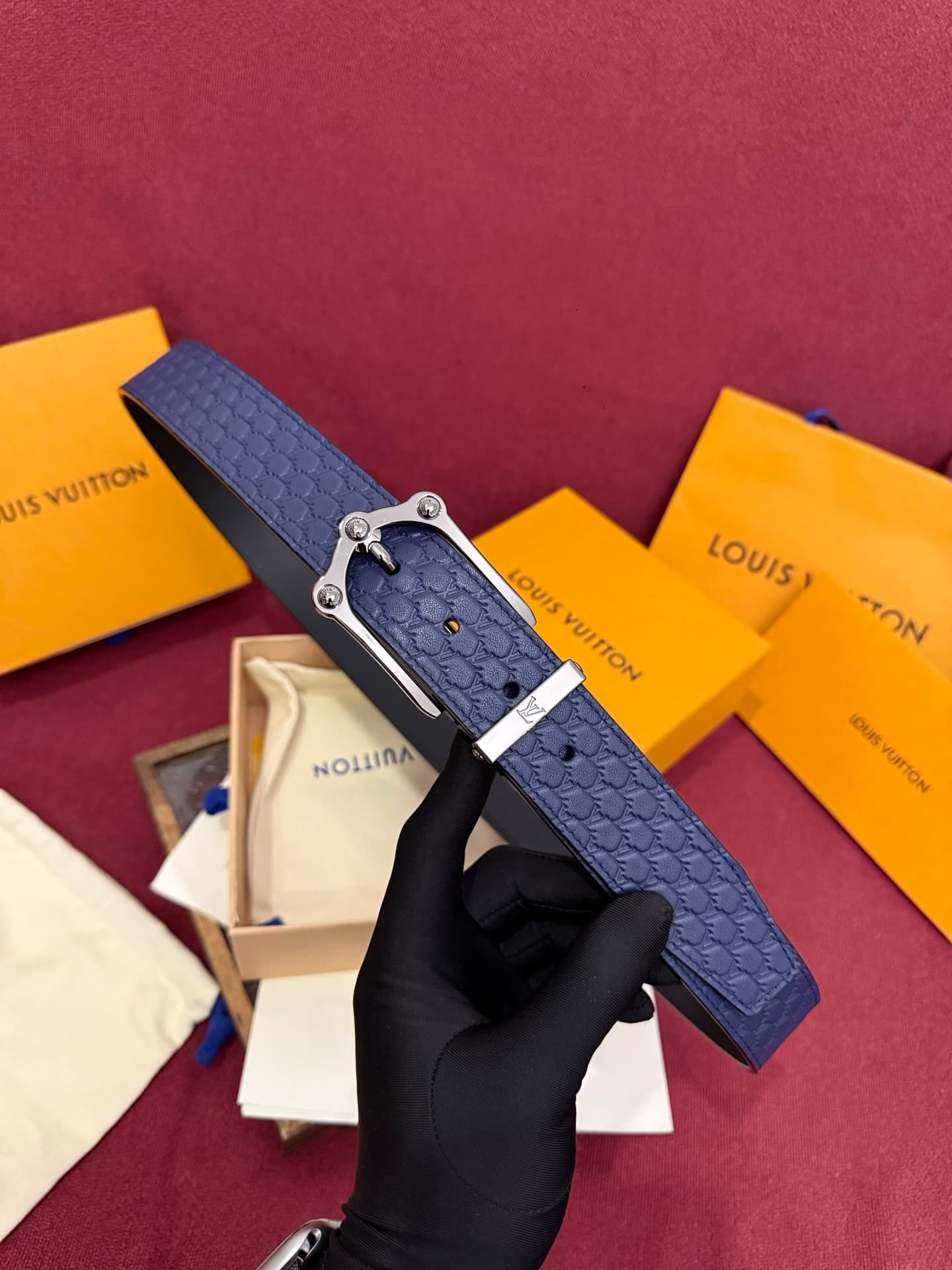 C32903 The Frog 3.5mm Reversible Belt in Crocodile is a stylish and eye-catching product. The textured cowhide material enhances the solid feel of the decorative buttons, while the surface is adorned with letter patterns decorated in palladium-colored col — image 6