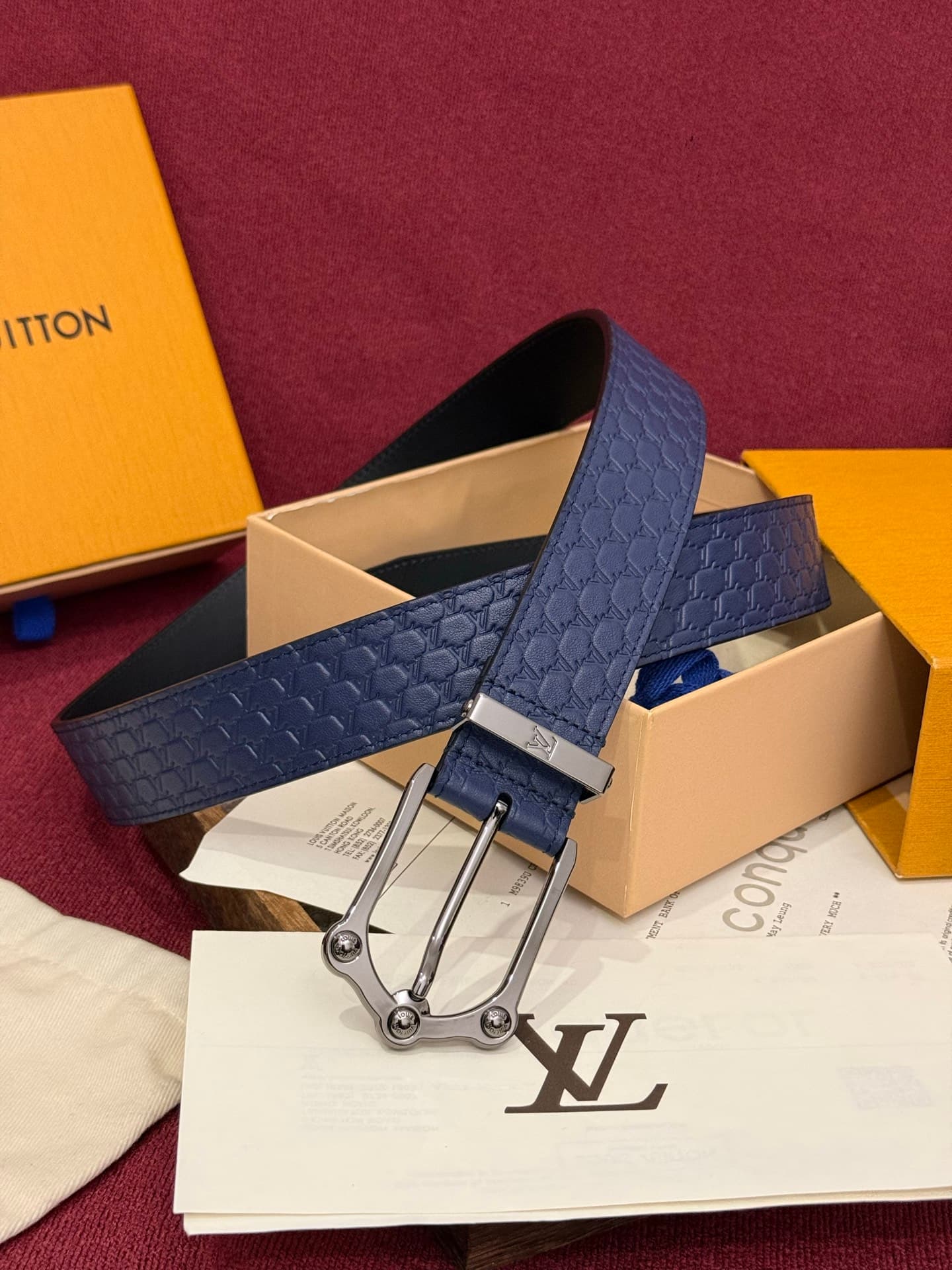 C32903 The Frog 3.5mm Reversible Belt in Crocodile is a stylish and eye-catching product. The textured cowhide material enhances the solid feel of the decorative buttons, while the surface is adorned with letter patterns decorated in palladium-colored col — image 5
