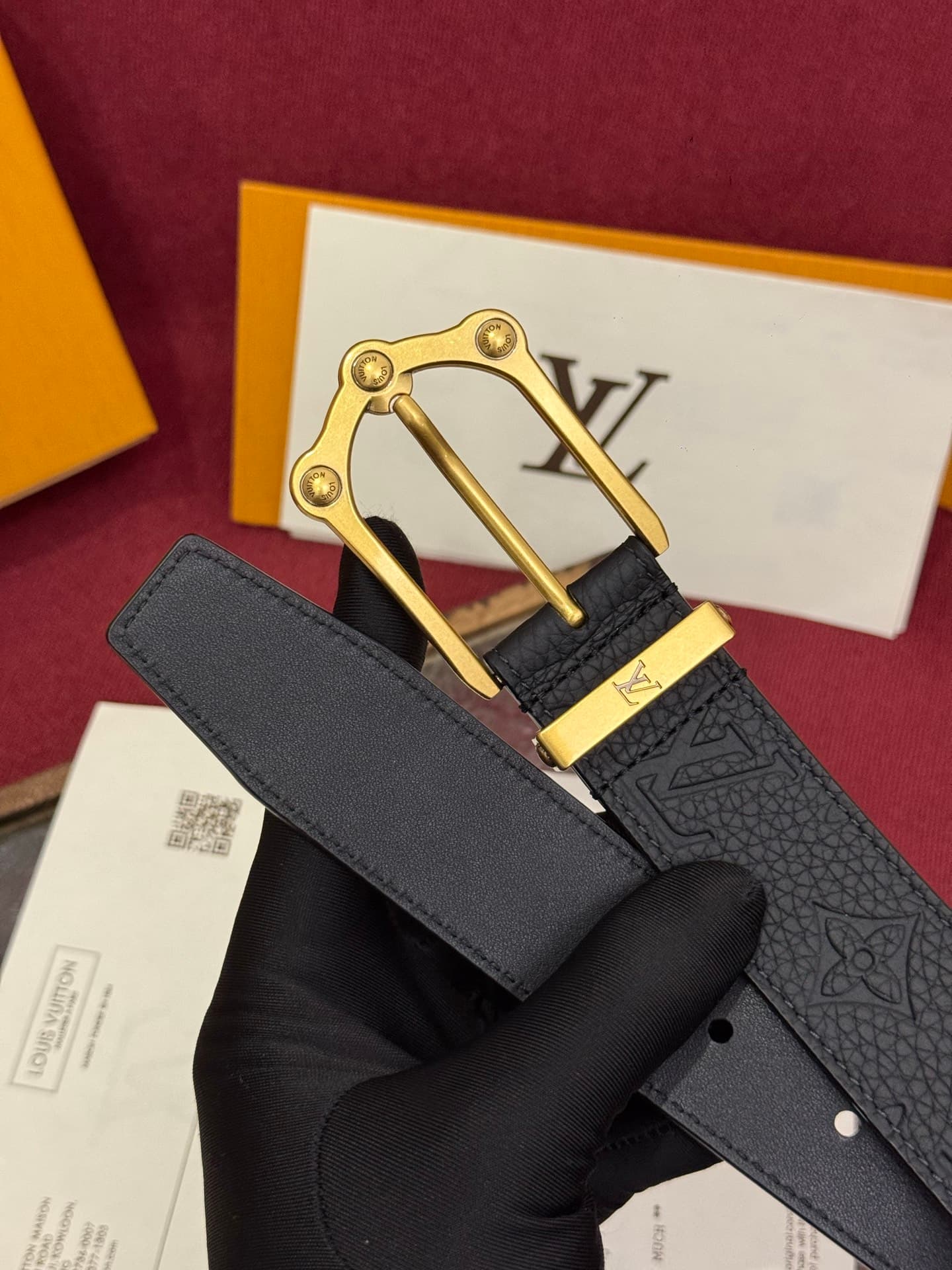 C32902 The Frog 3.5mm Reversible Belt in Crocodile is a elegant and stylish piece. The textured cowhide material enhances the three-dimensional feel of the decorative buttons, while the surface is adorned with letter patterns decorated in palladium-colore — image 4