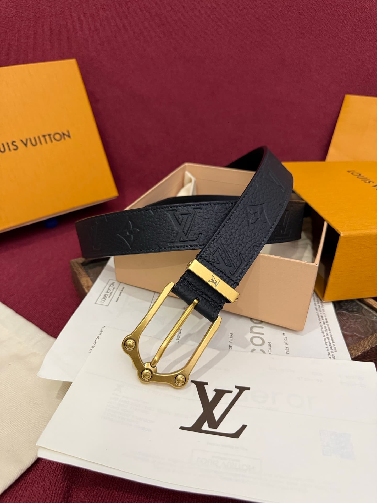 C32902 The Frog 3.5mm Reversible Belt in Crocodile is a elegant and stylish piece. The textured cowhide material enhances the three-dimensional feel of the decorative buttons, while the surface is adorned with letter patterns decorated in palladium-colore — image 5