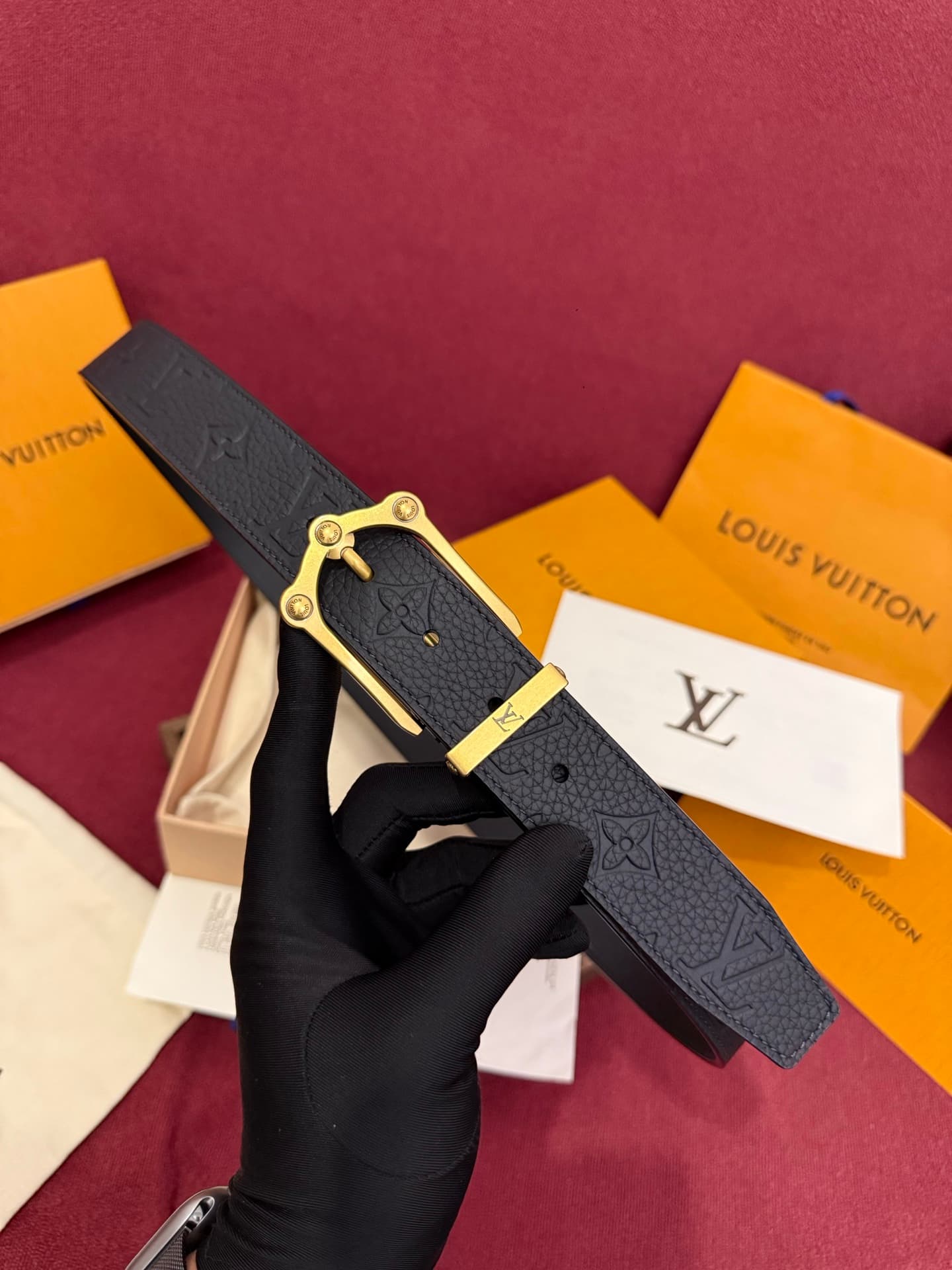 C32902 The Frog 3.5mm Reversible Belt in Crocodile is a elegant and stylish piece. The textured cowhide material enhances the three-dimensional feel of the decorative buttons, while the surface is adorned with letter patterns decorated in palladium-colore — image 6