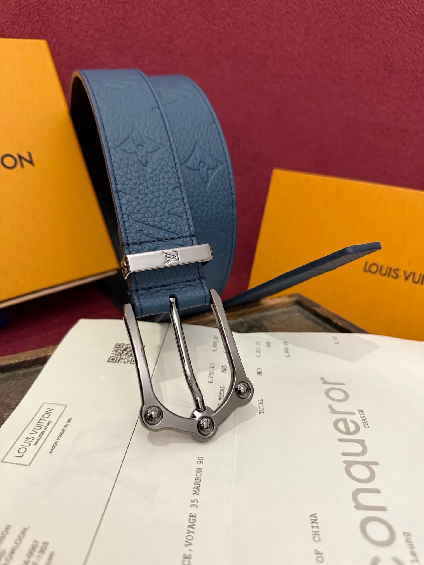 C32901 The Frog 3.5mm Reversible Belt in Crocodile is a elegant and attractive product. The textured cowhide material enhances the three-dimensional feel of the decorative buttons; the surface is adorned with letter patterns decorated with palladium-color — image 2