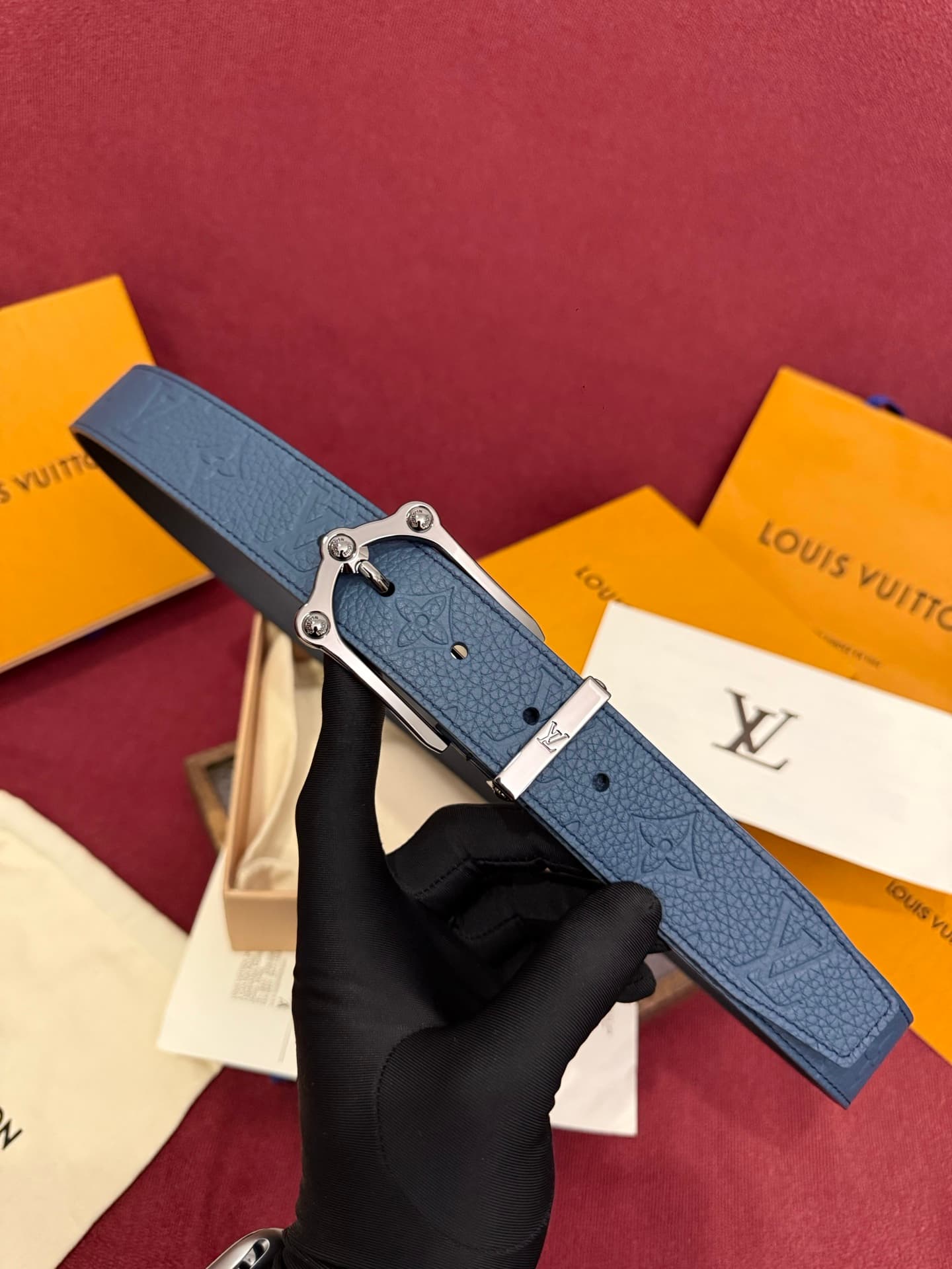 C32901 The Frog 3.5mm Reversible Belt in Crocodile is a elegant and attractive product. The textured cowhide material enhances the three-dimensional feel of the decorative buttons; the surface is adorned with letter patterns decorated with palladium-color — image 6